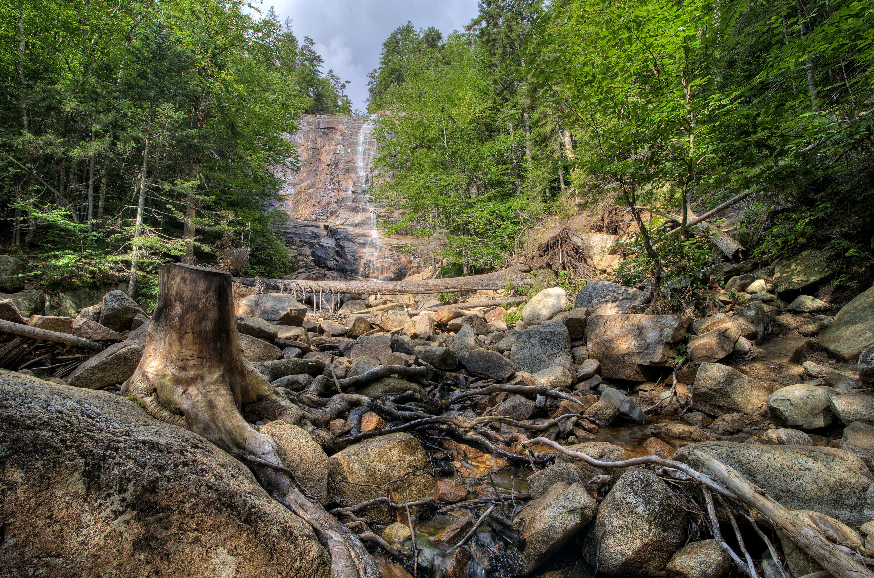 водопад в лесу над камнями бесплатно