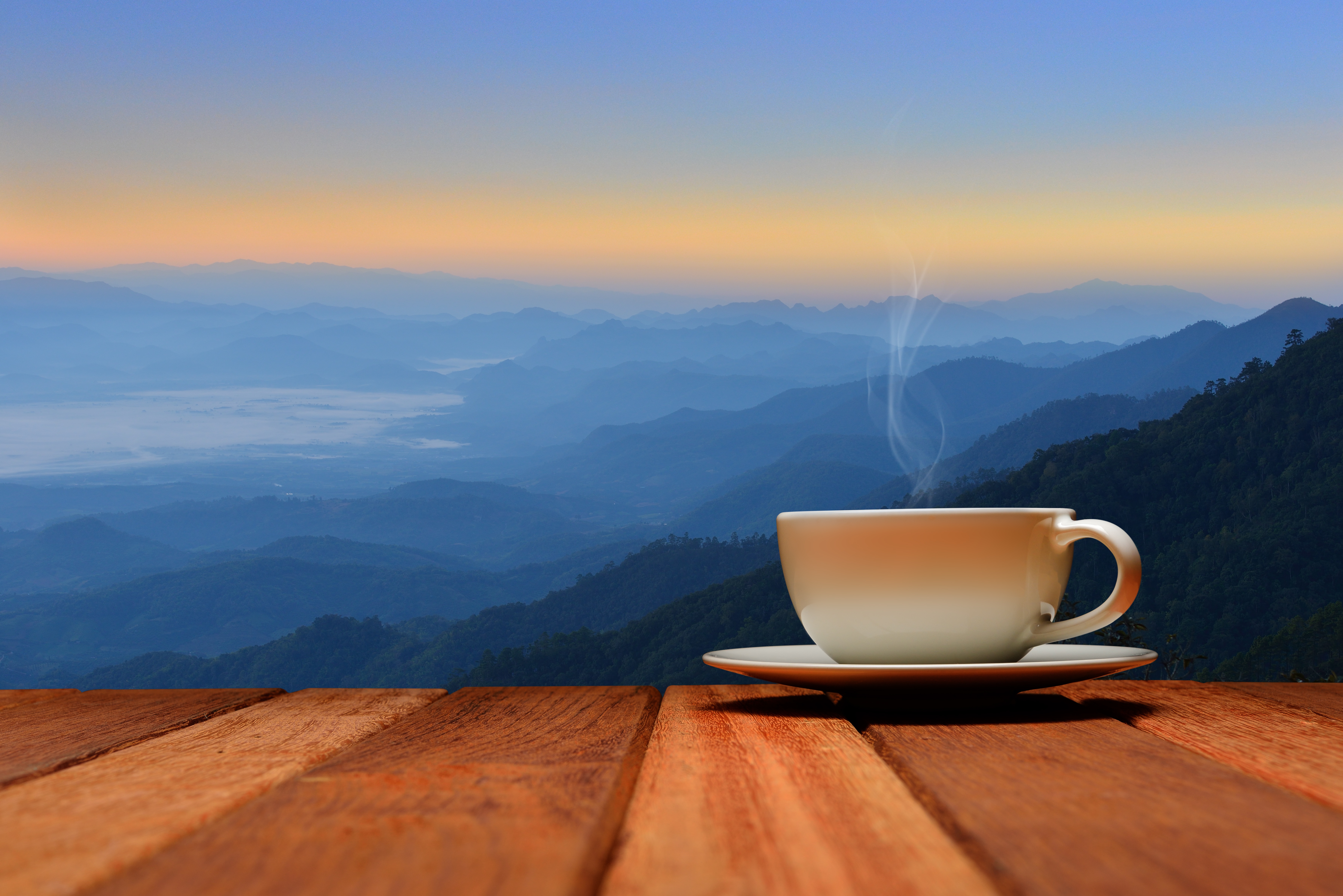 Utro. Чашка кофе на столе. Утро кофе. Утренние горы. Чай на природе.