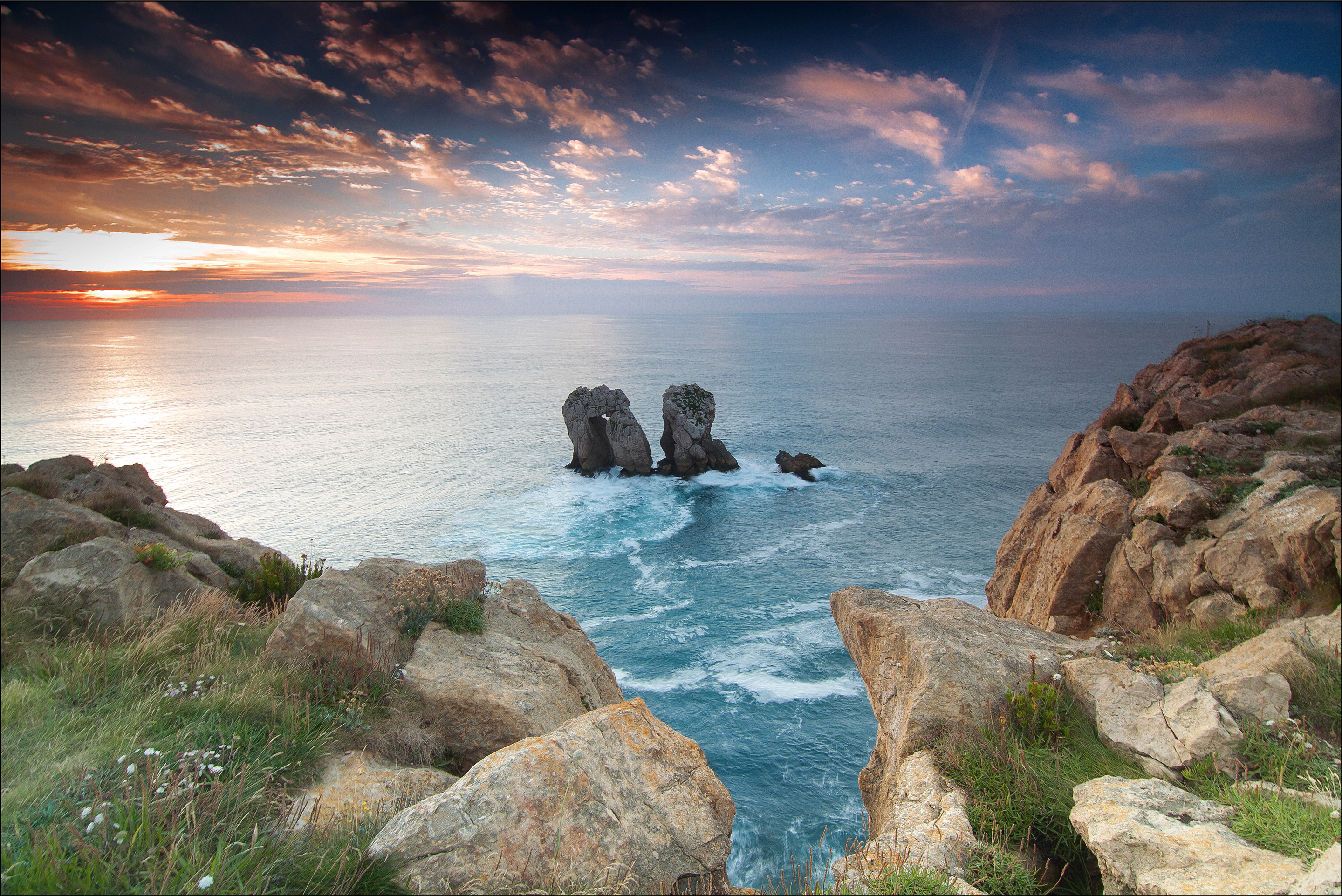 Горы над морем. Пейзажи Крыма горы море камни. Море скалы. Побережье со скалами. Море со скалами.