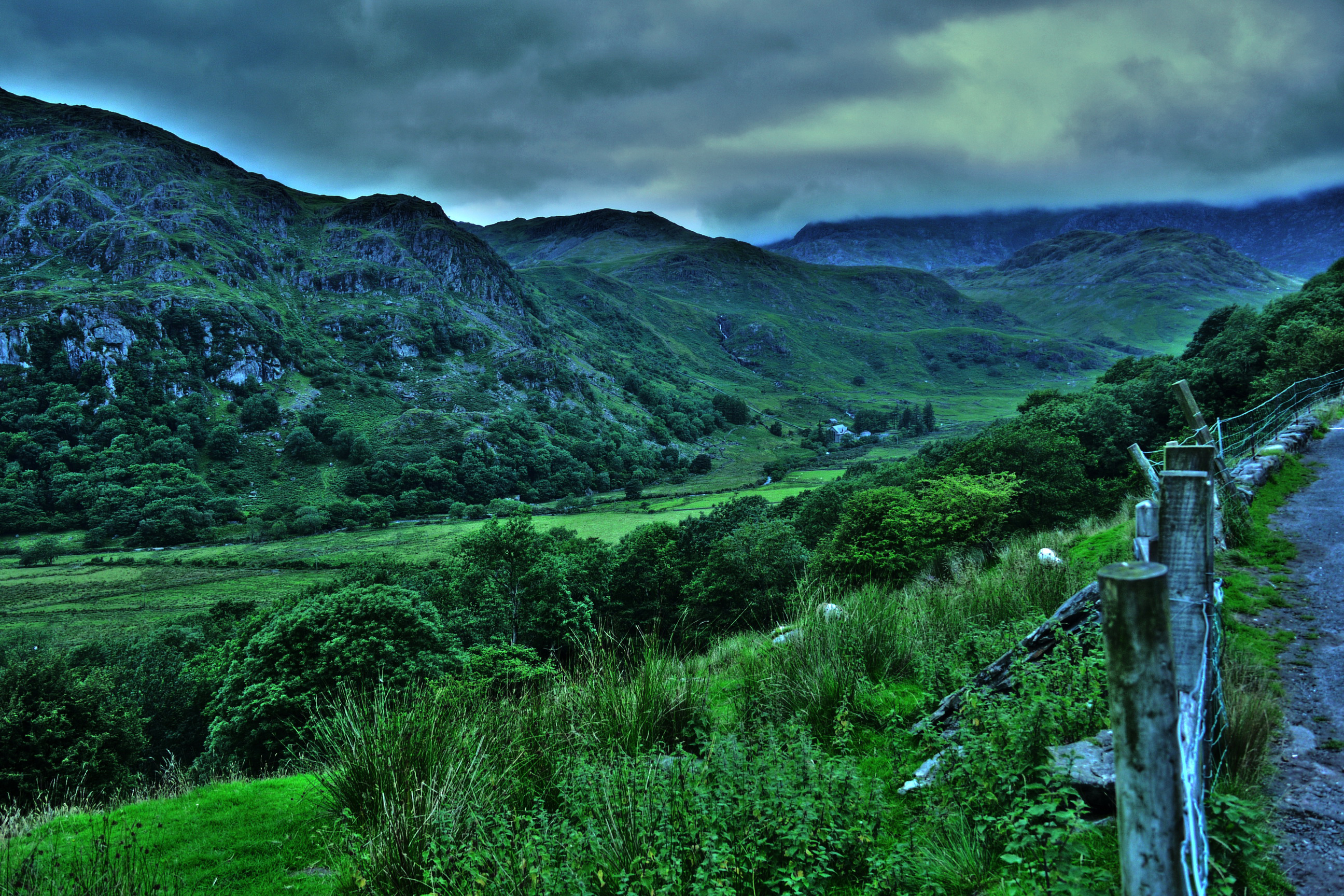 Great britain mountains. Сноудония Великобритания. Парк Сноудония в Шотландия. Парк Сноудония в Великобритании HD. Леса парка Сноудония.