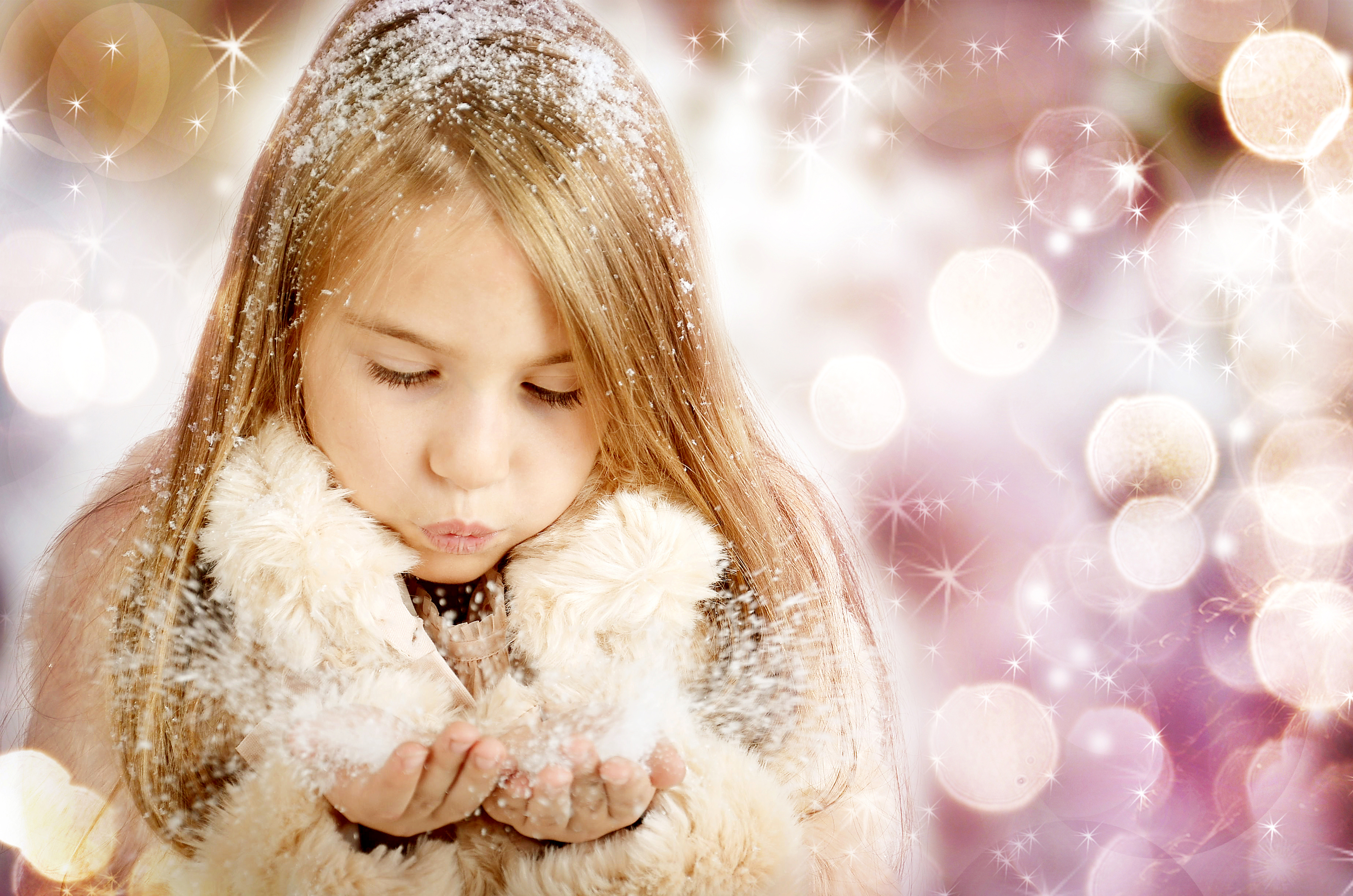 Маленькой девочке холодно. Новый год волшебство. Девочка зима. Снежинки для детей. Дети новый год волшебство.