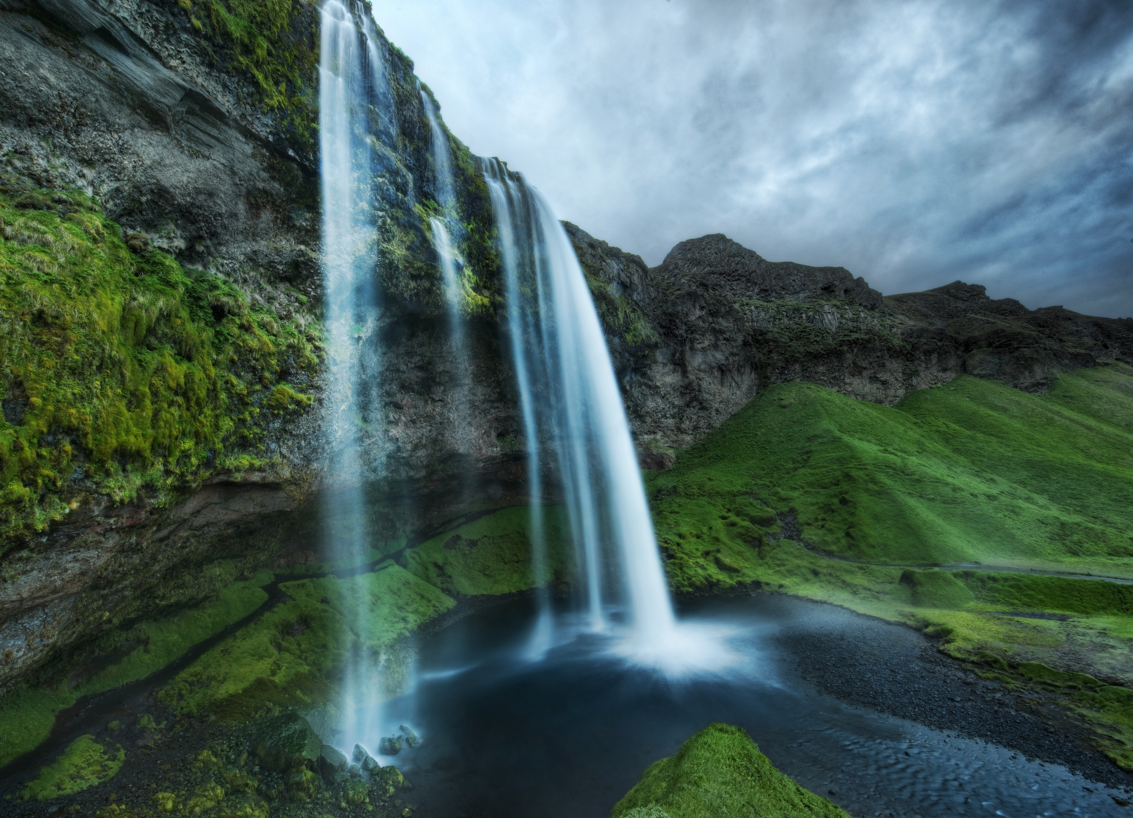 Самые красивые в мире обои на телефон. Водопад Годафосс, Исландия. Водопад в горах. Красивые виды водопадов. Обои на рабочий стол водопад.