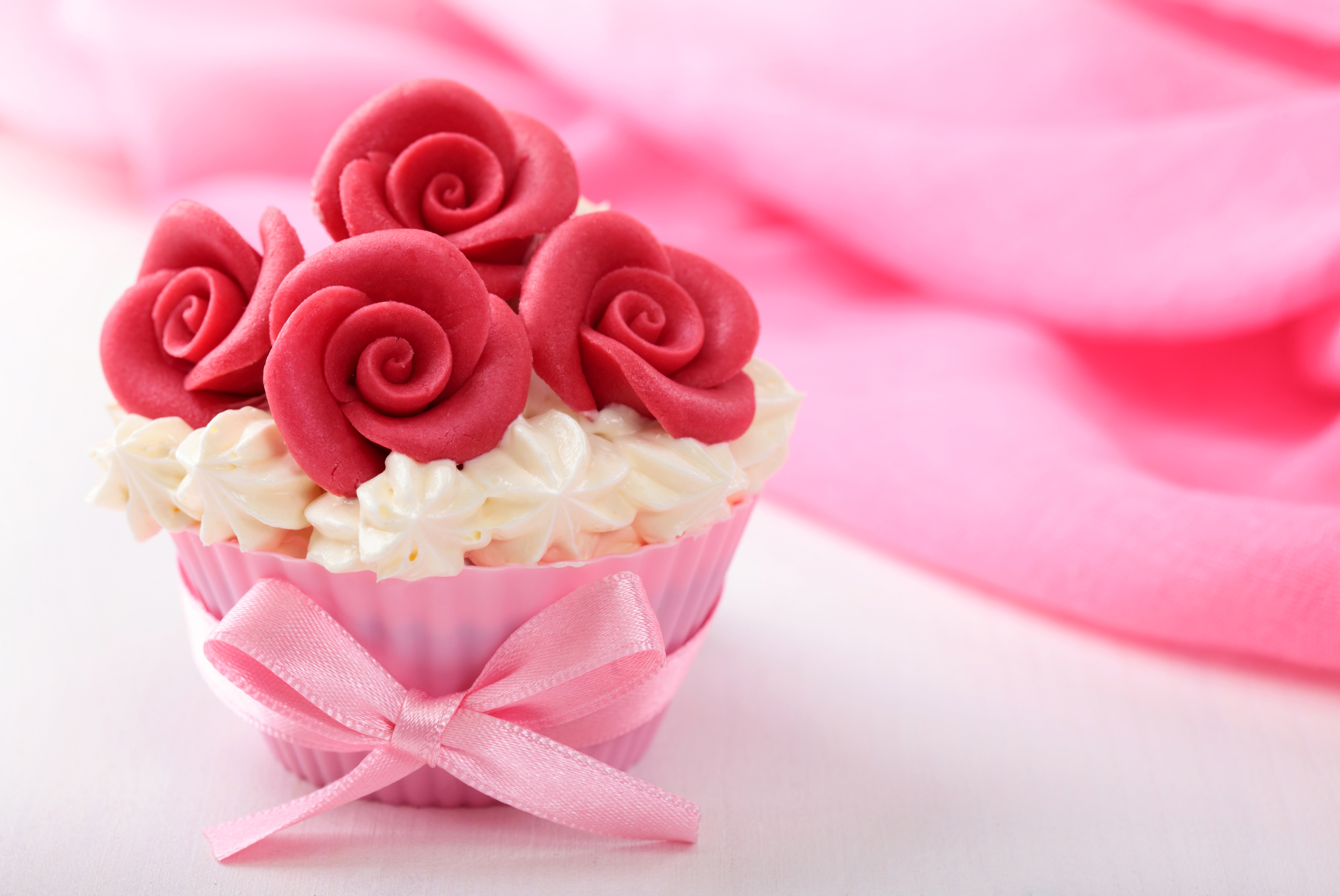 Женские сладости. Красивые сладости. Сладости розовый. Розовый десерт. Цветы и пирожные.