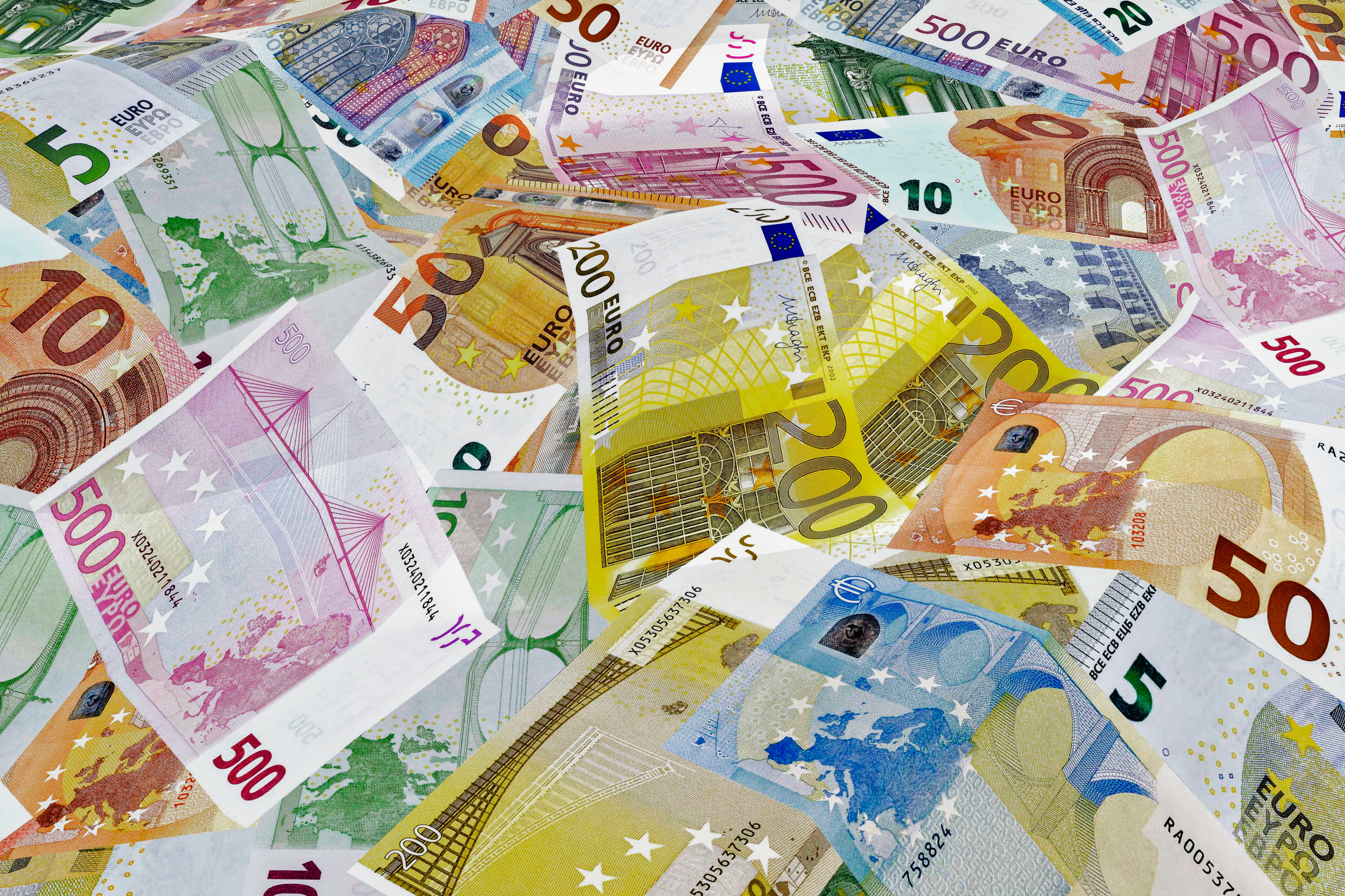 Купюра валют. Деньги евро. Банкноты евро. Изображение евро купюр. Евро бумажные купюры.