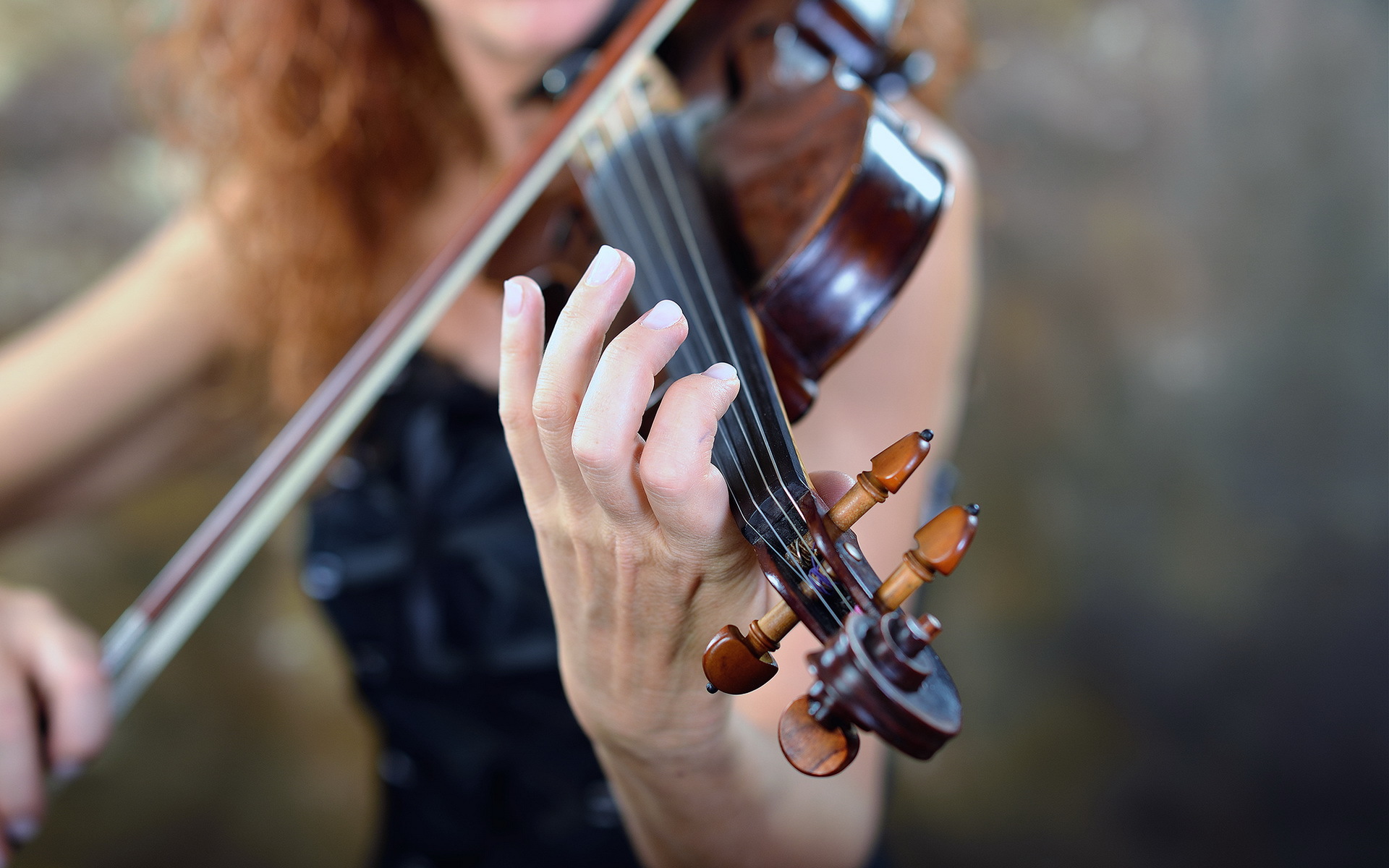 Фото Скрипки Музыка Девушки Крупным планом Музыкальные инструменты 1920x1200 скрипка девушка молодая женщина молодые женщины вблизи