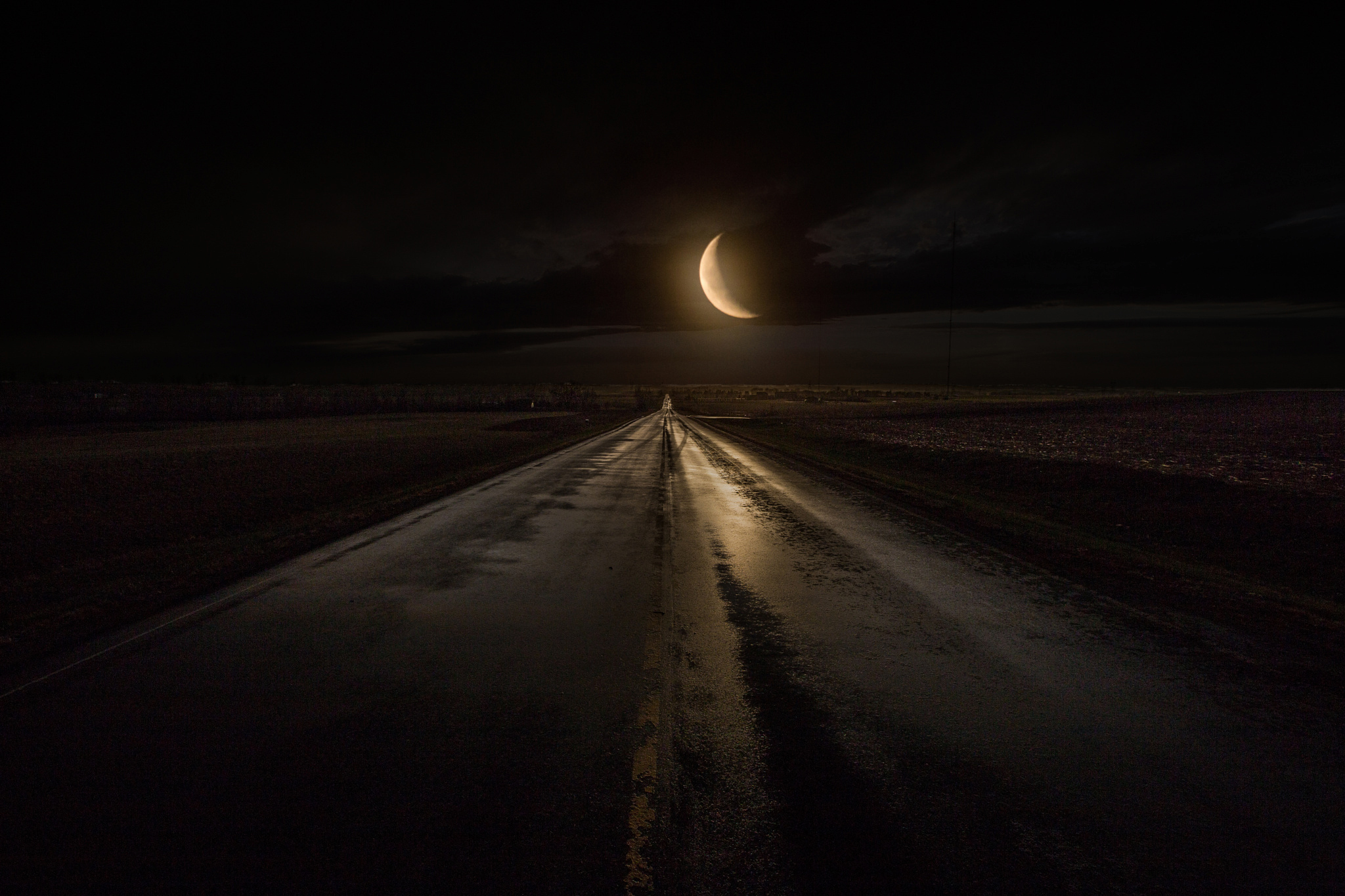 Долгая дорога и луна. Ночная дорога. Лунная дорога. Дорога в темноте. Дорога к Луне.