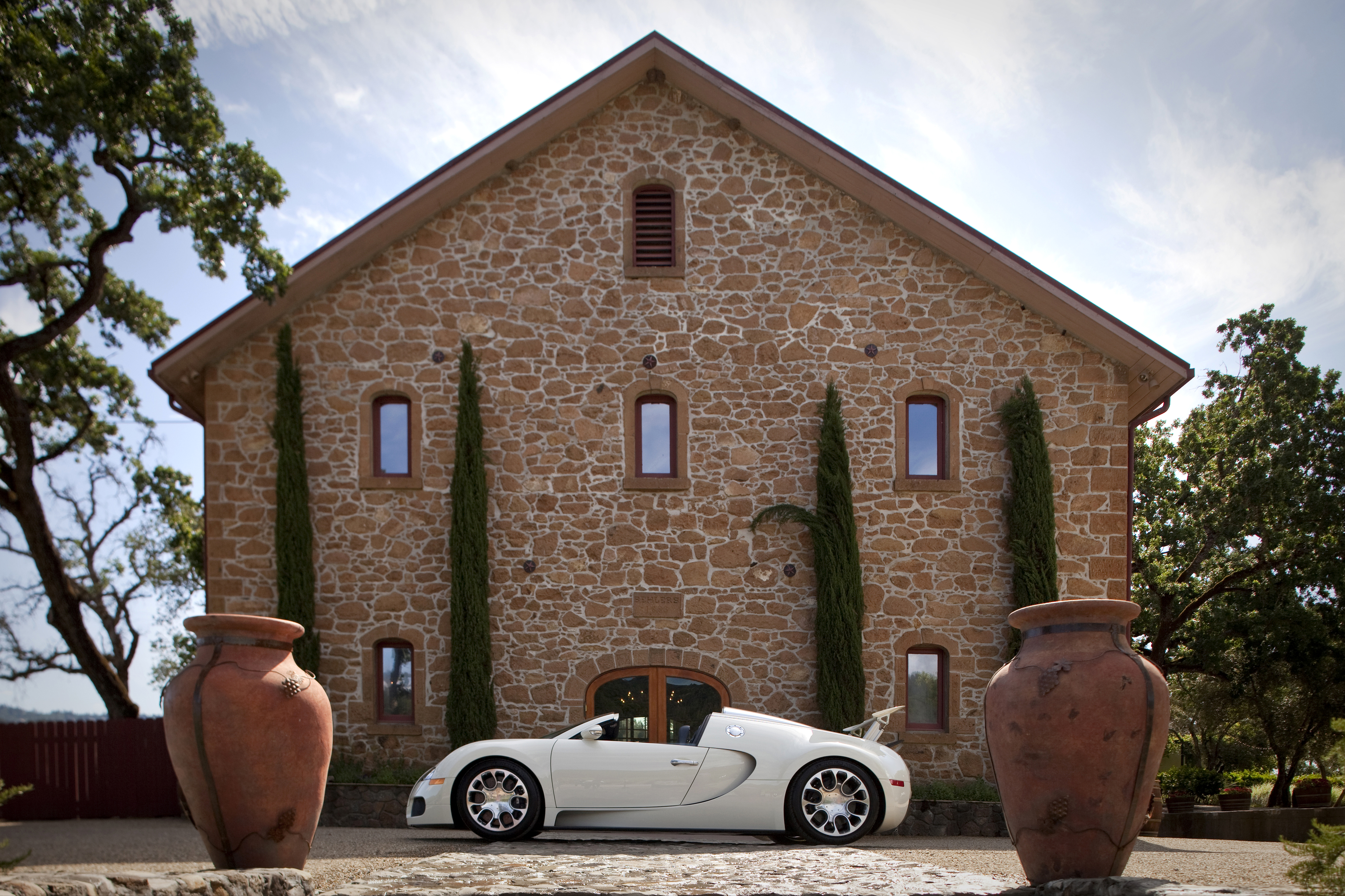 Машина следит за домом. Bugatti Veyron. Красивый дом с машиной. Машина домик. Машина перед домом.