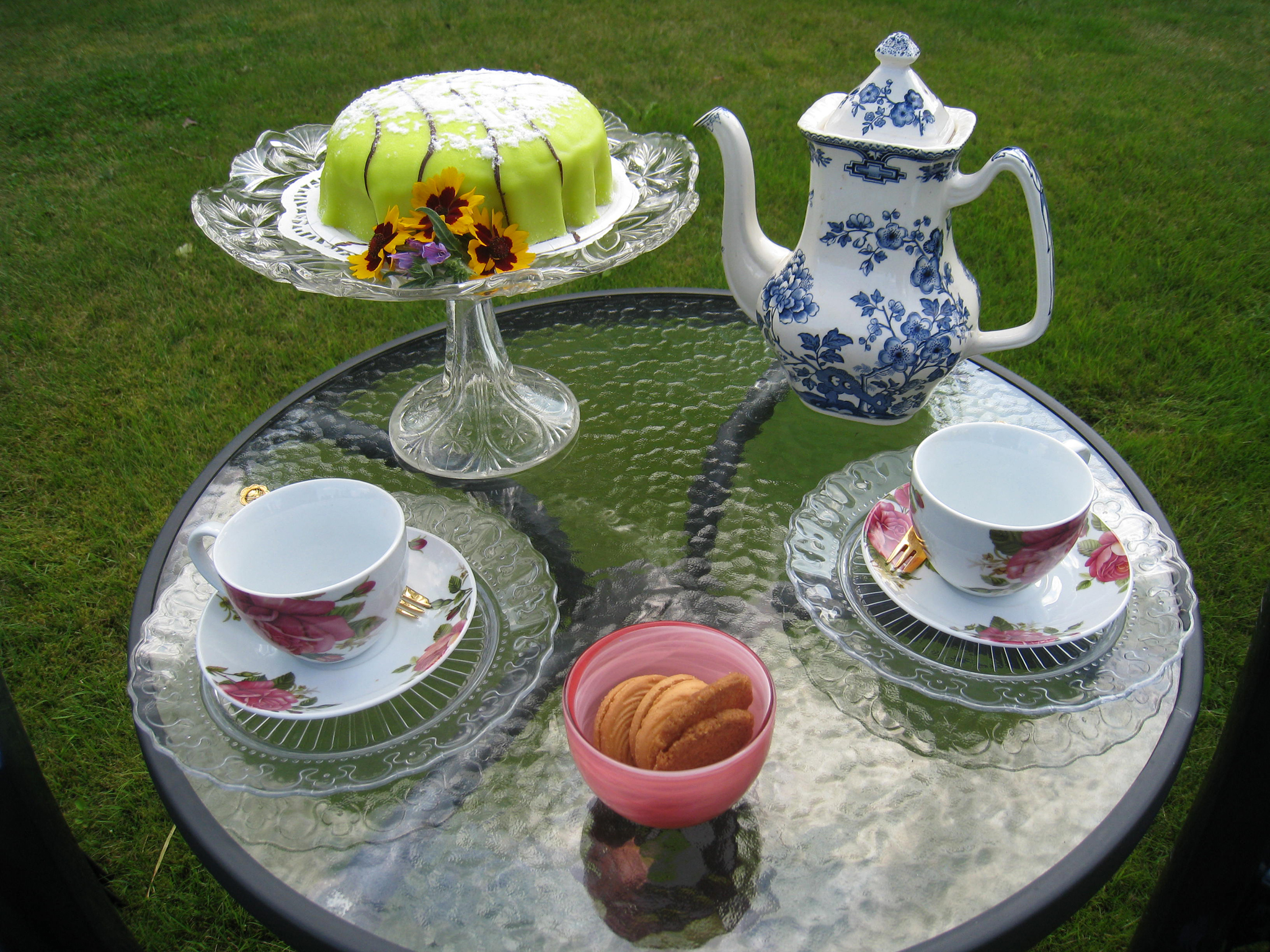 Накрыть стол для чаепития. Сервировка чаепития. Сервировка чайного стола. Чаепитие в саду. Сервировка стола для чая.