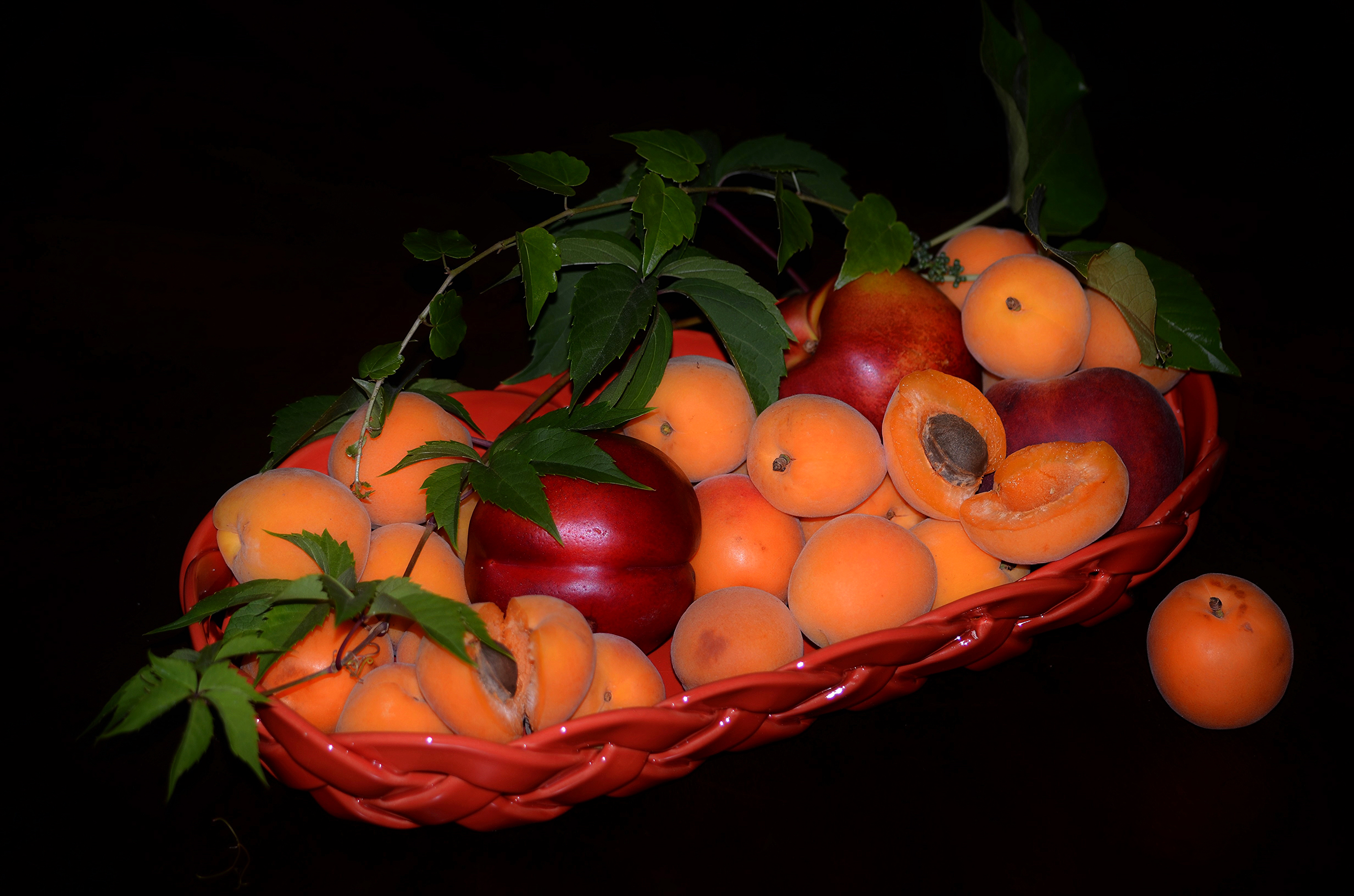 Фото абрикосов и персиков. Фрукты персики абрикосы. Персики в корзинке. Натюрморт с абрикосами. Персик и абрикос.