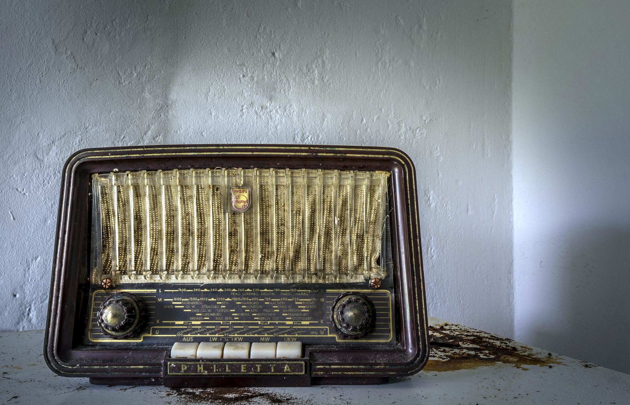 Сайт старое радио. Старинный радиоприемник. Ретро радиоприемник. Старый приемник. Антикварные радиоприемники.