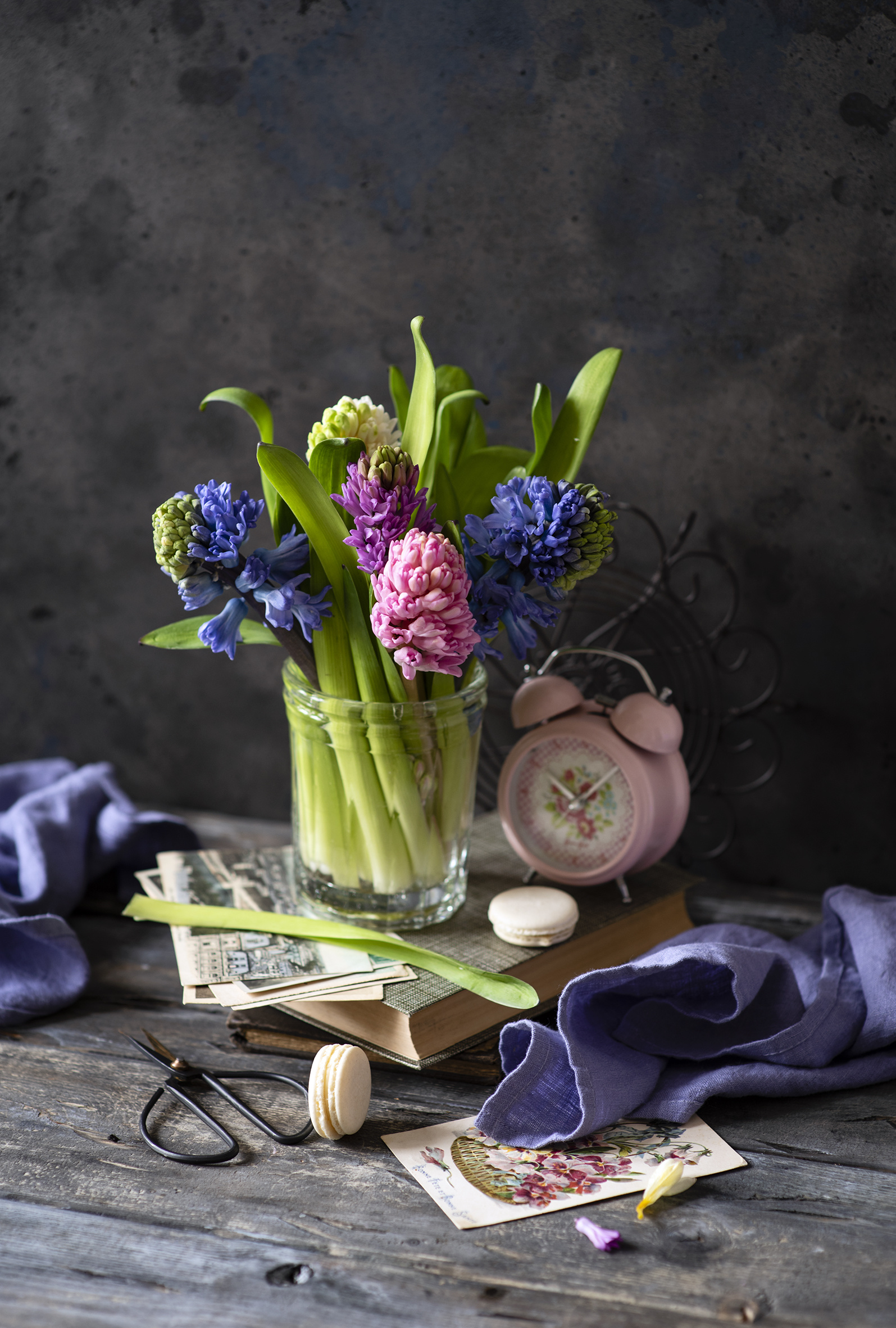 Картинки Макарон Цветы Будильник Гиацинты Натюрморт Доски  для мобильного телефона цветок