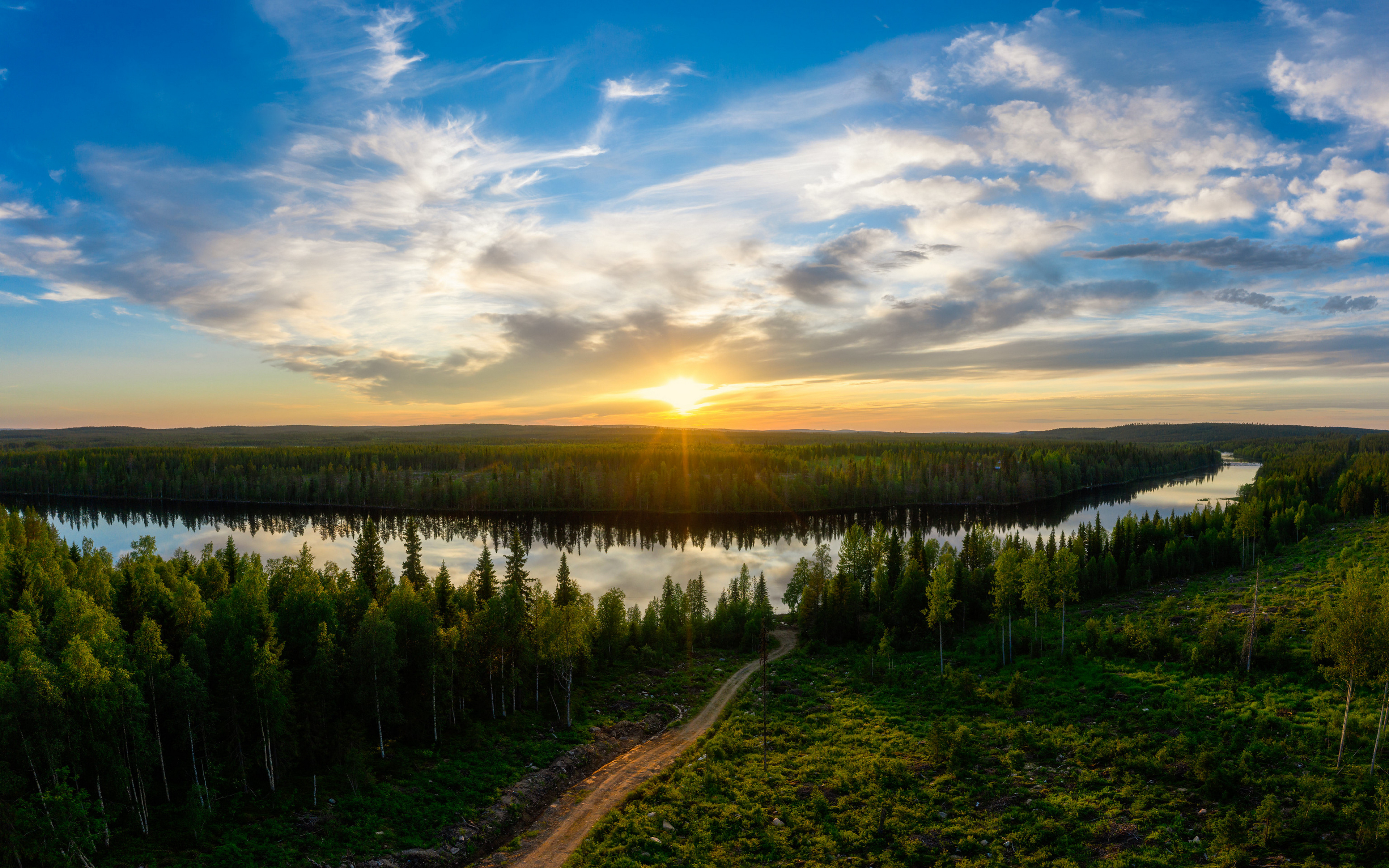 Солнце над лесом. Рассвет над лесом. Рассвет над лесом и рекой. Солнце над лесом и река. Солнце в Финляндии.