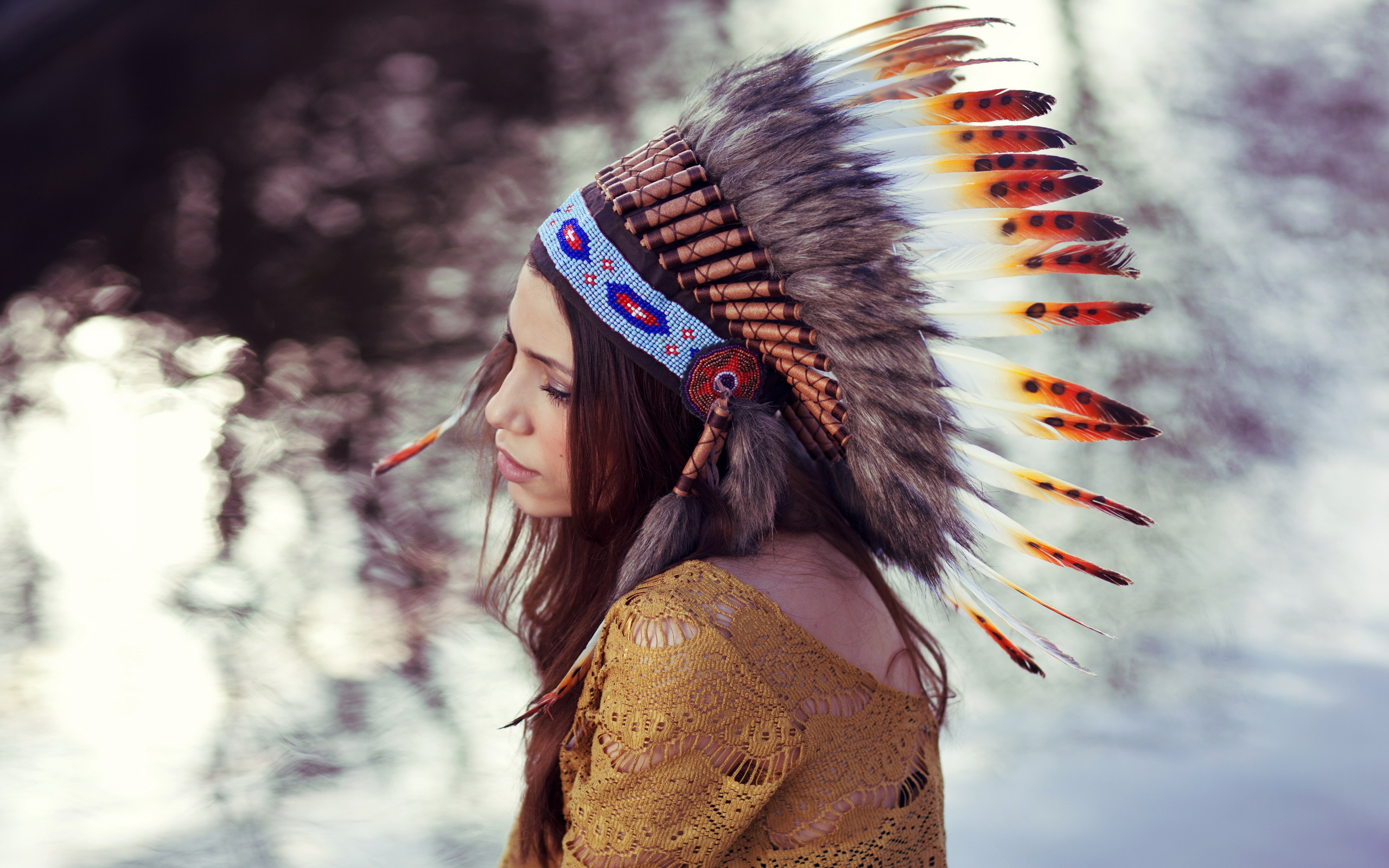 Картинка молодые женщины Индейский головной убор Индейцы Перья девушка Девушки молодая женщина индеец индейца