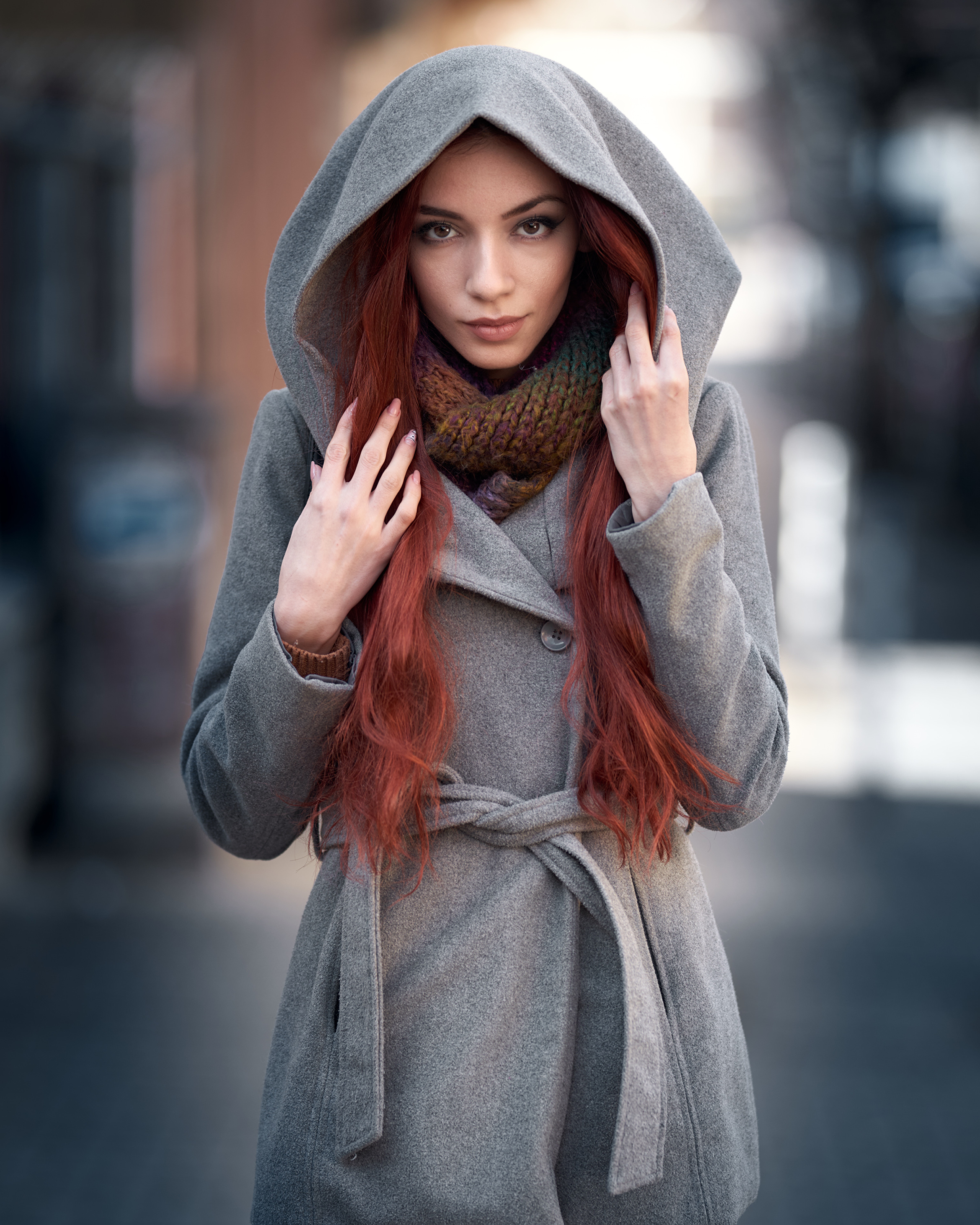 Девушка в сером пальто