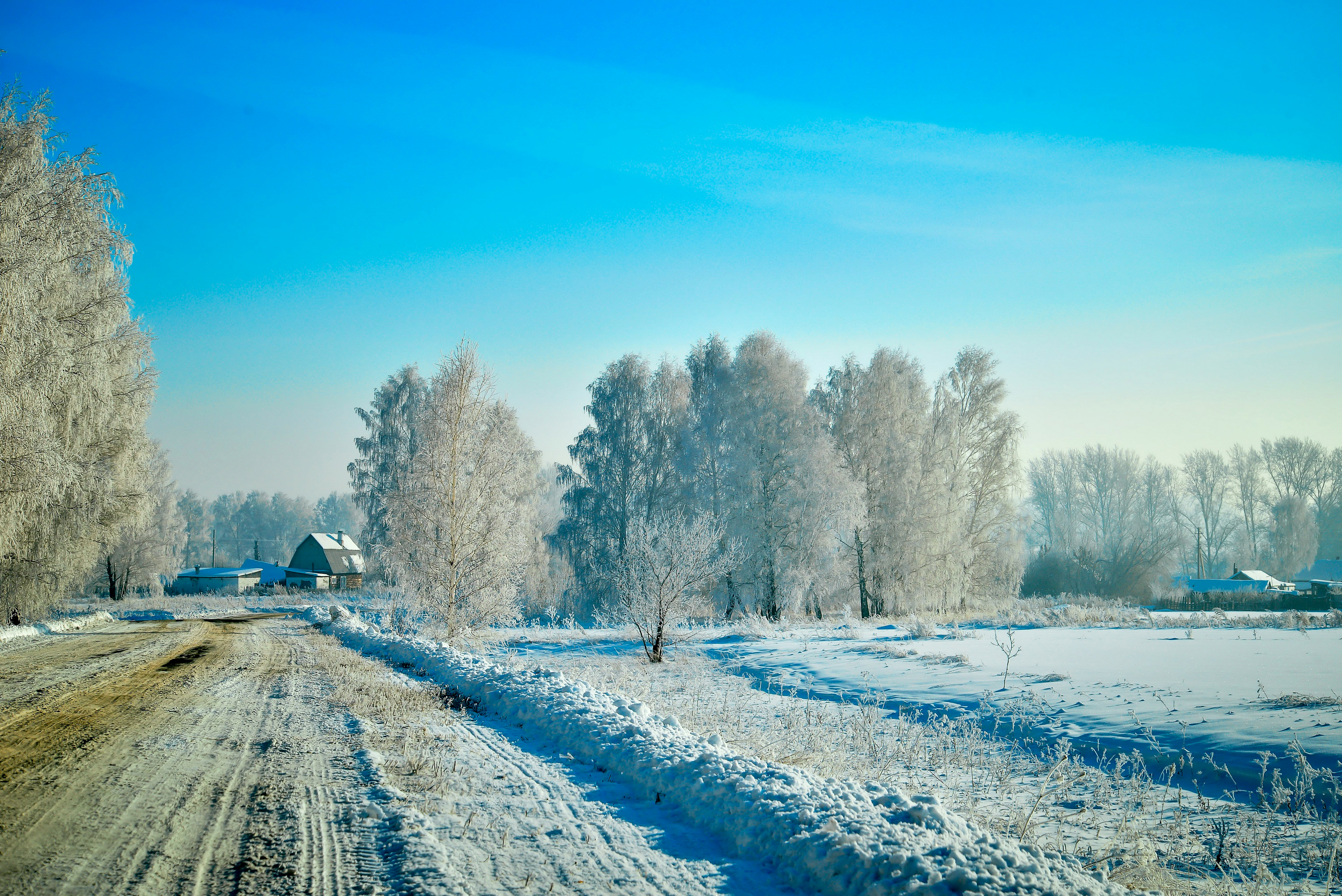 Дорога в снегу в деревню бесплатно