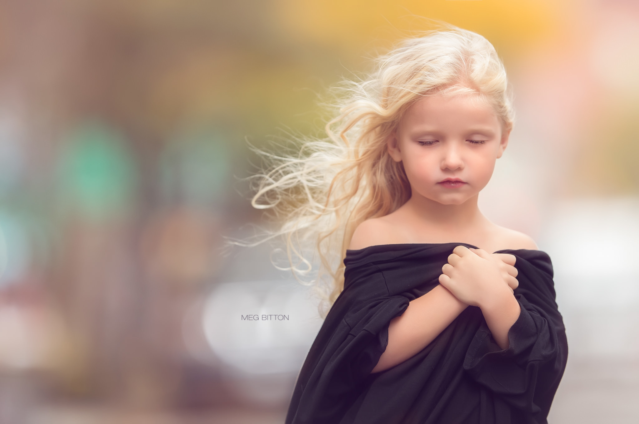 Маленькая девочка со светлыми волосами