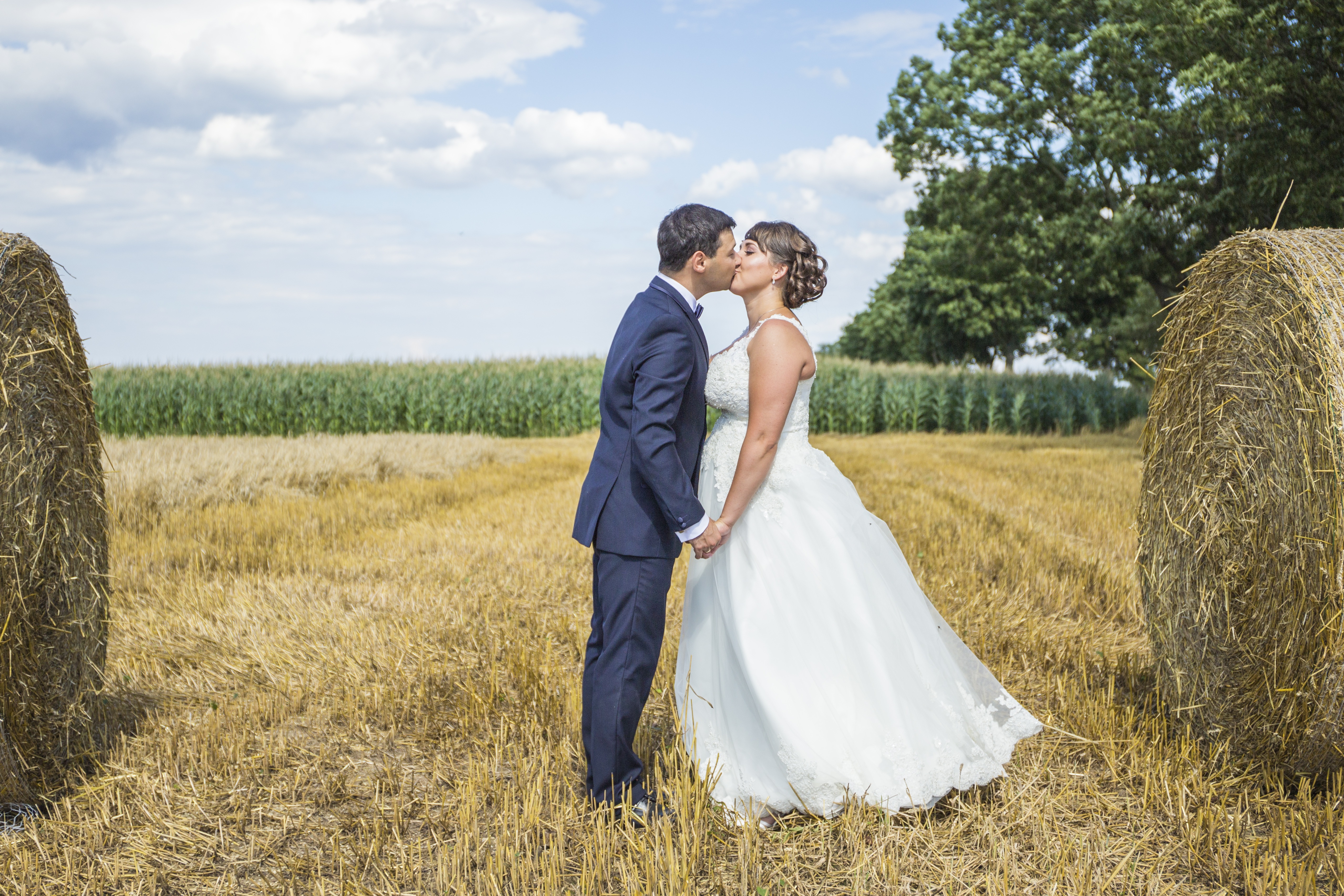 Обожать поле. Свадьба в поле. Свадебная фотосессия в поле. Фотосессия молодоженов в поле. Жених и невеста в поле.