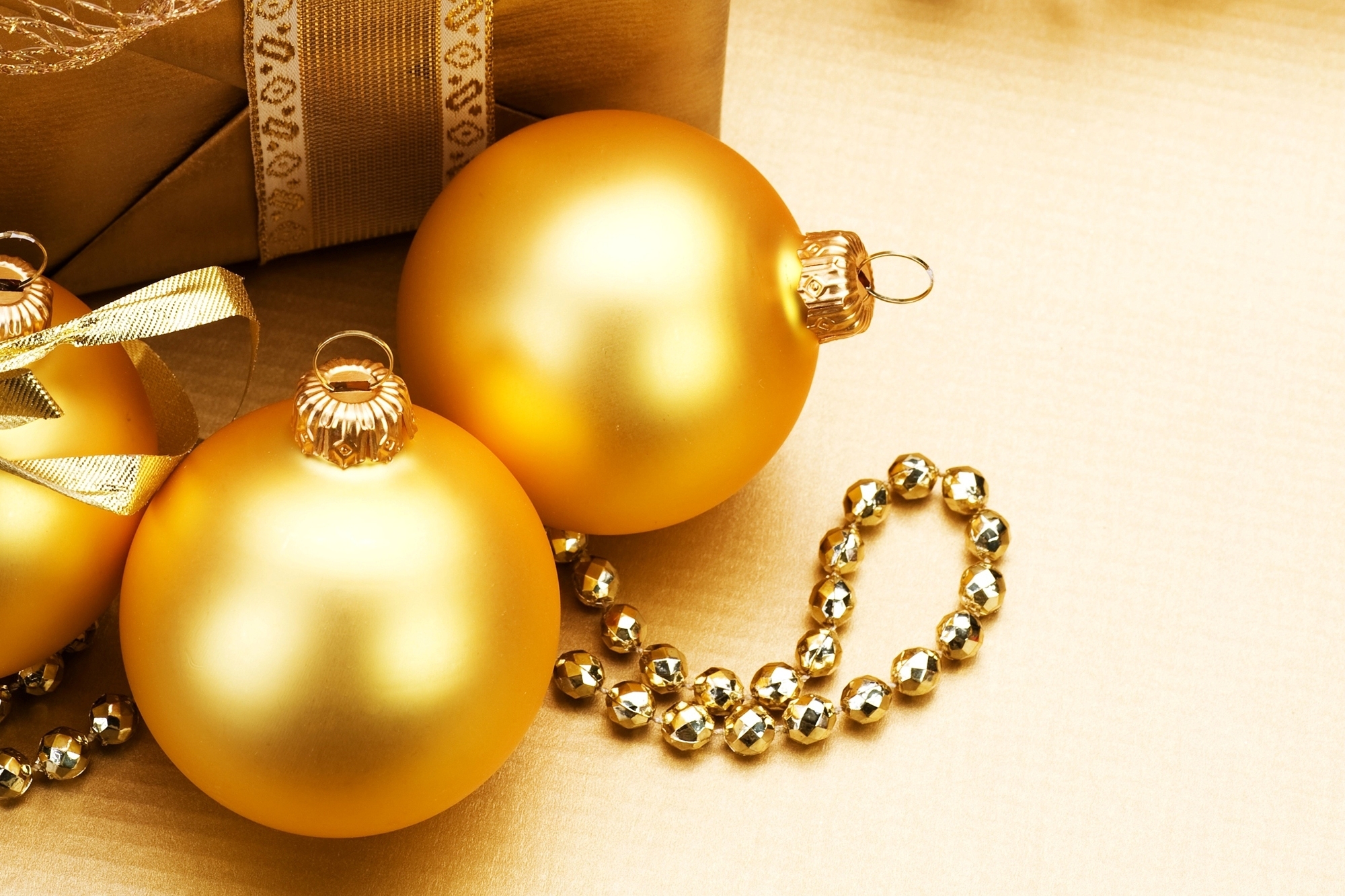 Золотой шар 4. Новогодние шары золотые. Золотой елочный шар. Золотистые новогодние шары. Елочная игрушка желтая.