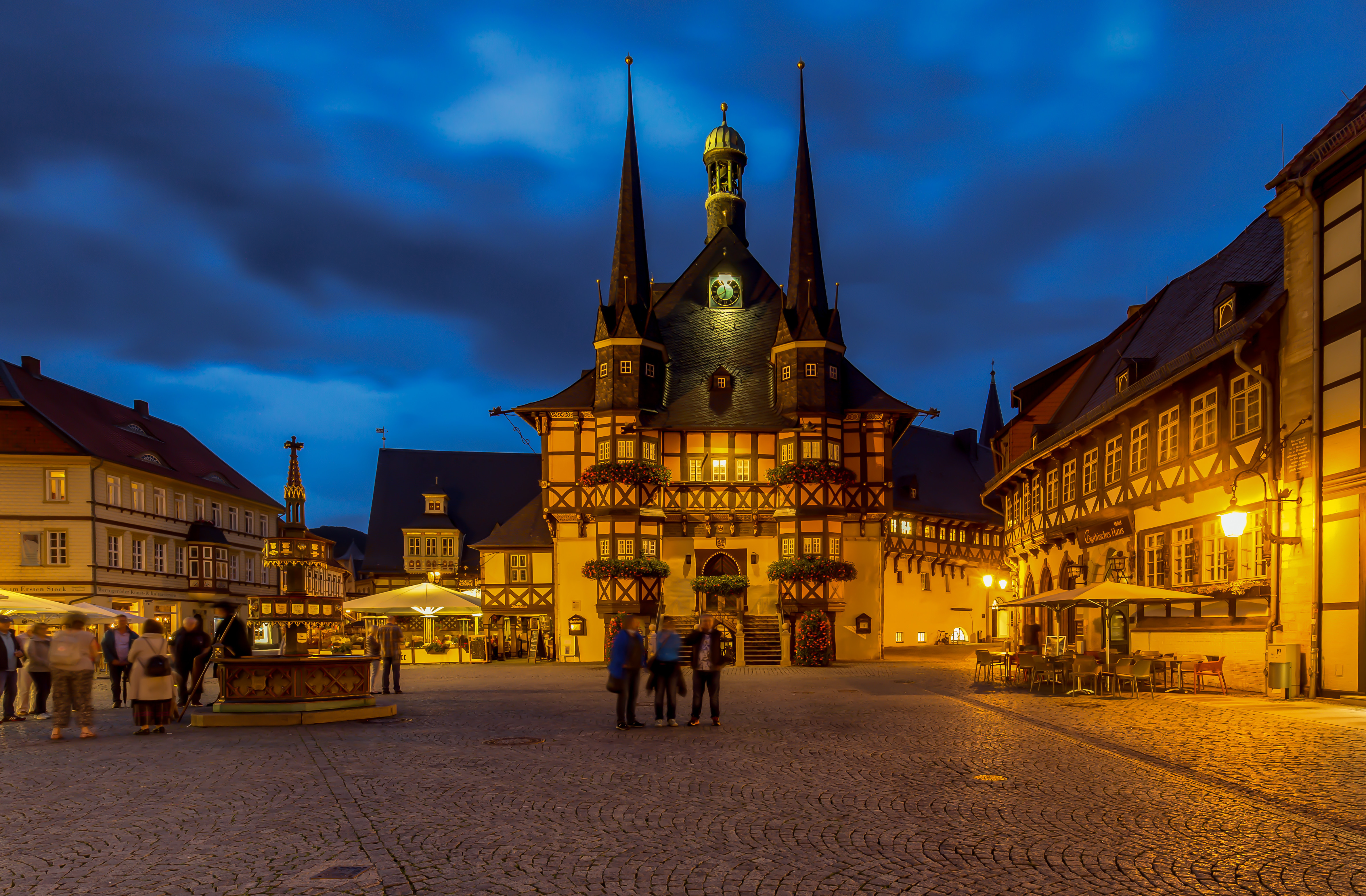 Фото Германия Городская площадь Wernigerode, rathaus Вечер Дома Города городской площади город Здания