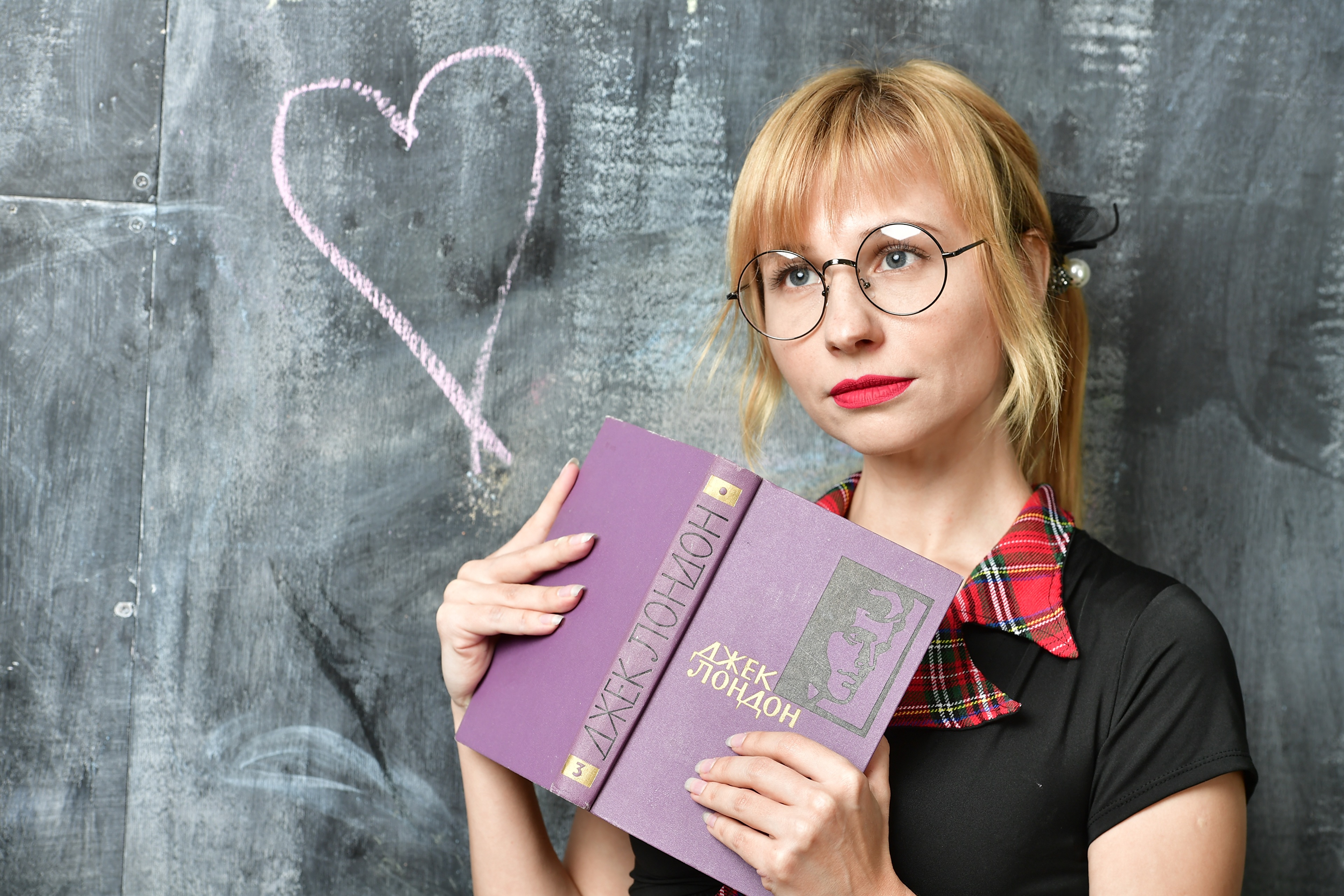 Дама в очках книга. Девушка в очках с книжкой. Девушка в очках с учебником. Девушка с книгой. Блондинка в очках с книгами.