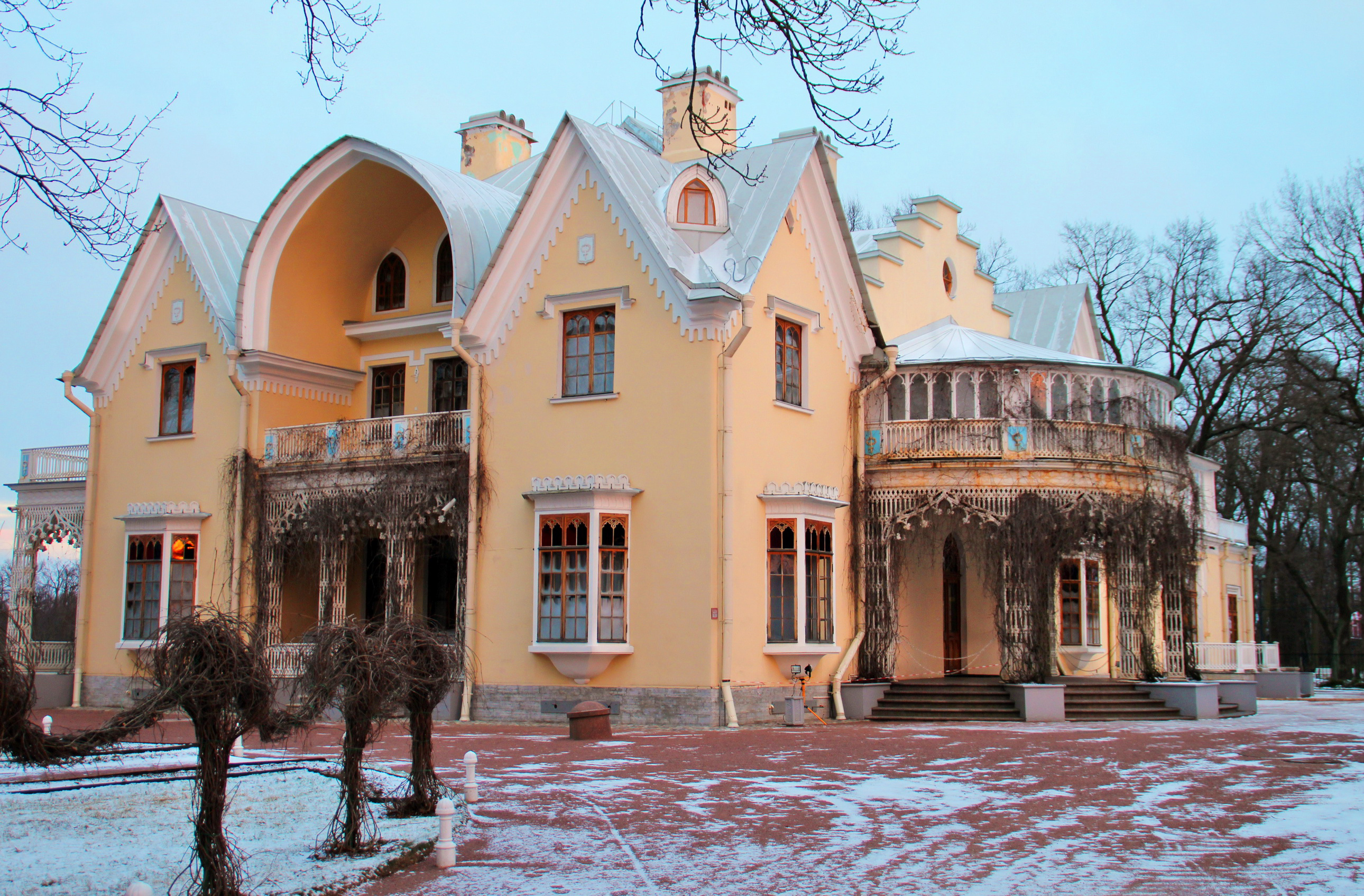 Дворец коттедж в Петергофе зимой