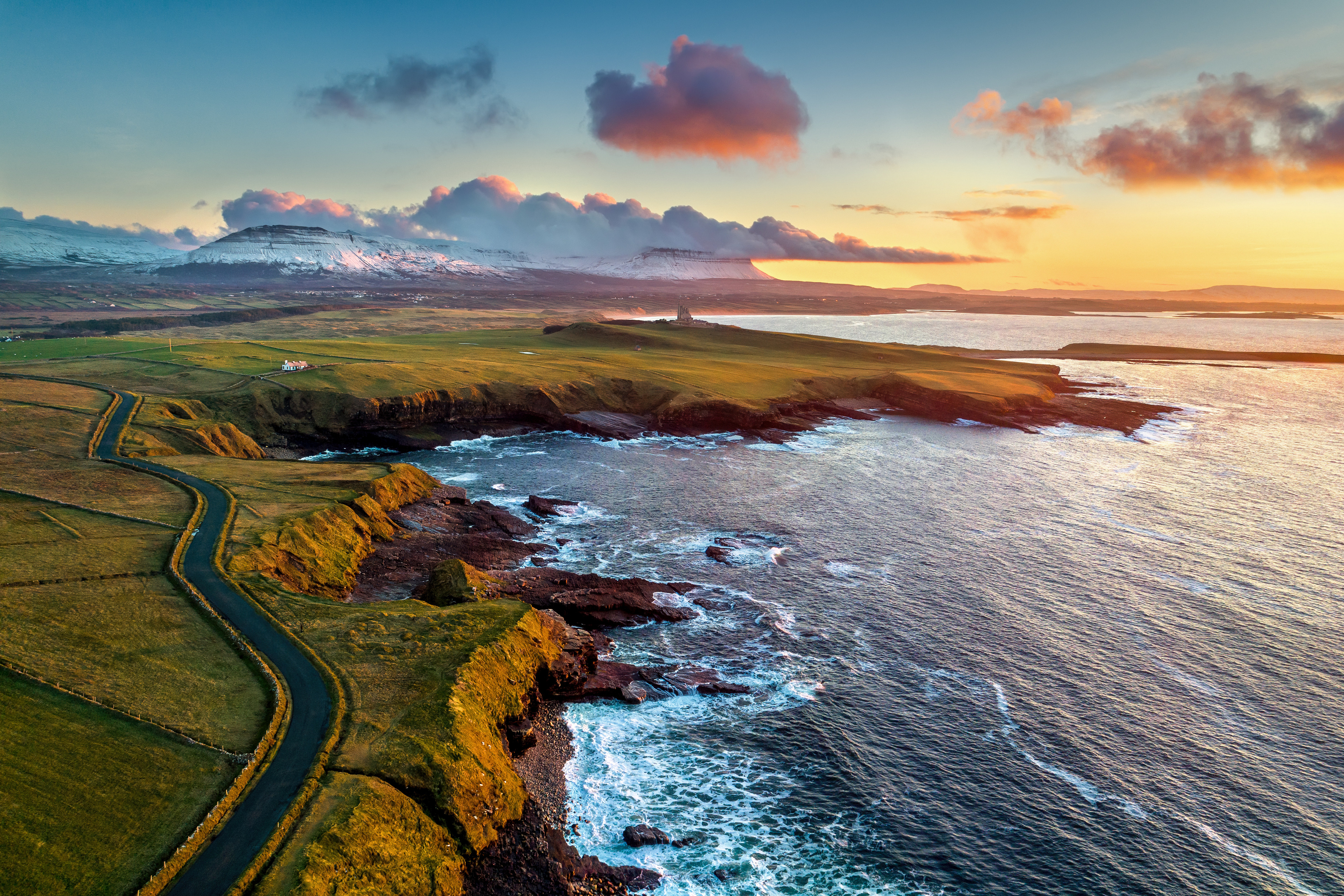 Northern ireland mountains. Атлантический океан Ирландия. Classiebawn Castle Ирландия. Изумрудный остров Ирландия. Ирландия Дублин океан.