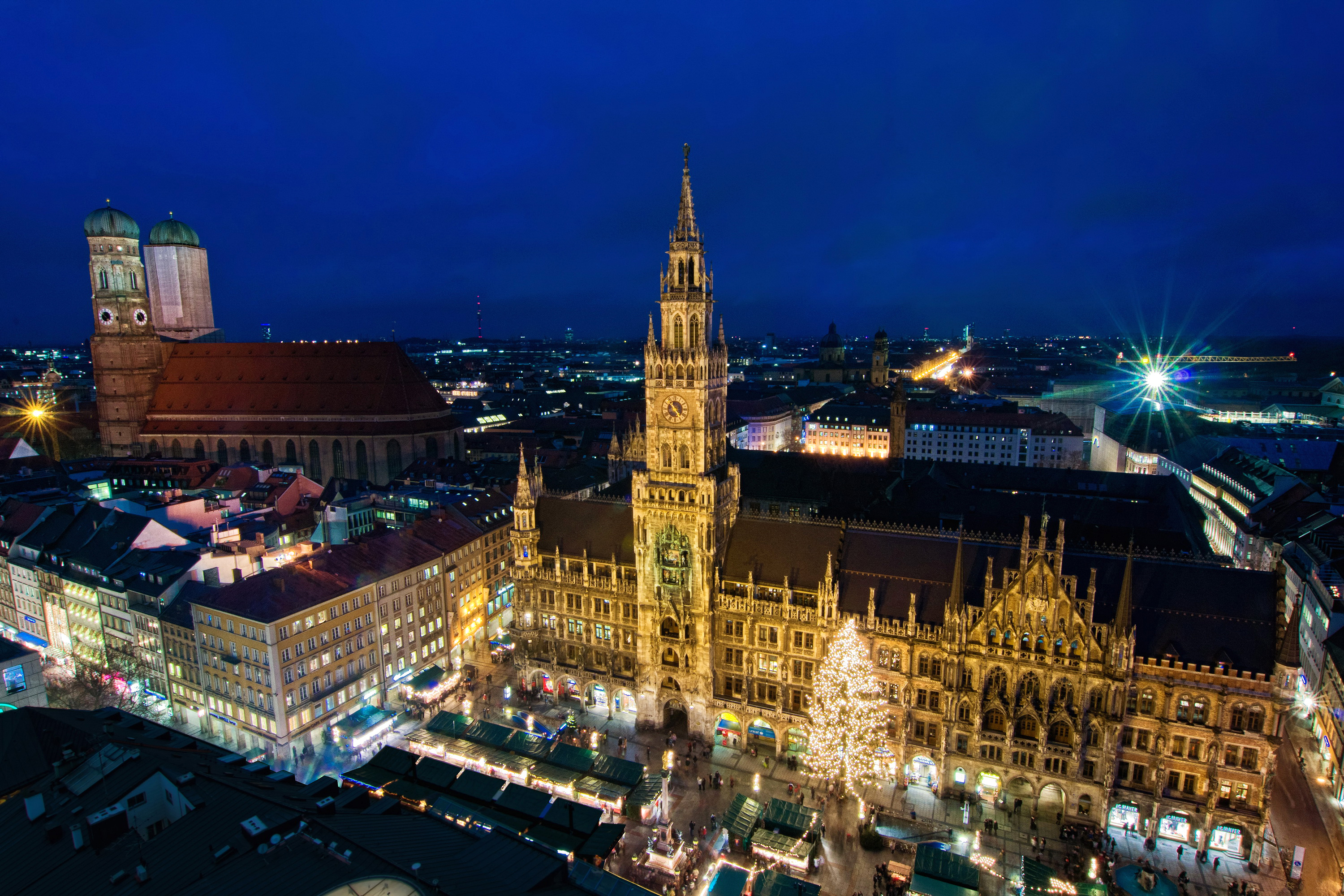 Центр города на немецком. Marienplatz Мюнхен. Мюнхен Мариенплац ночь. Бавария Мюнхен город. Мюнхен столица Баварии.