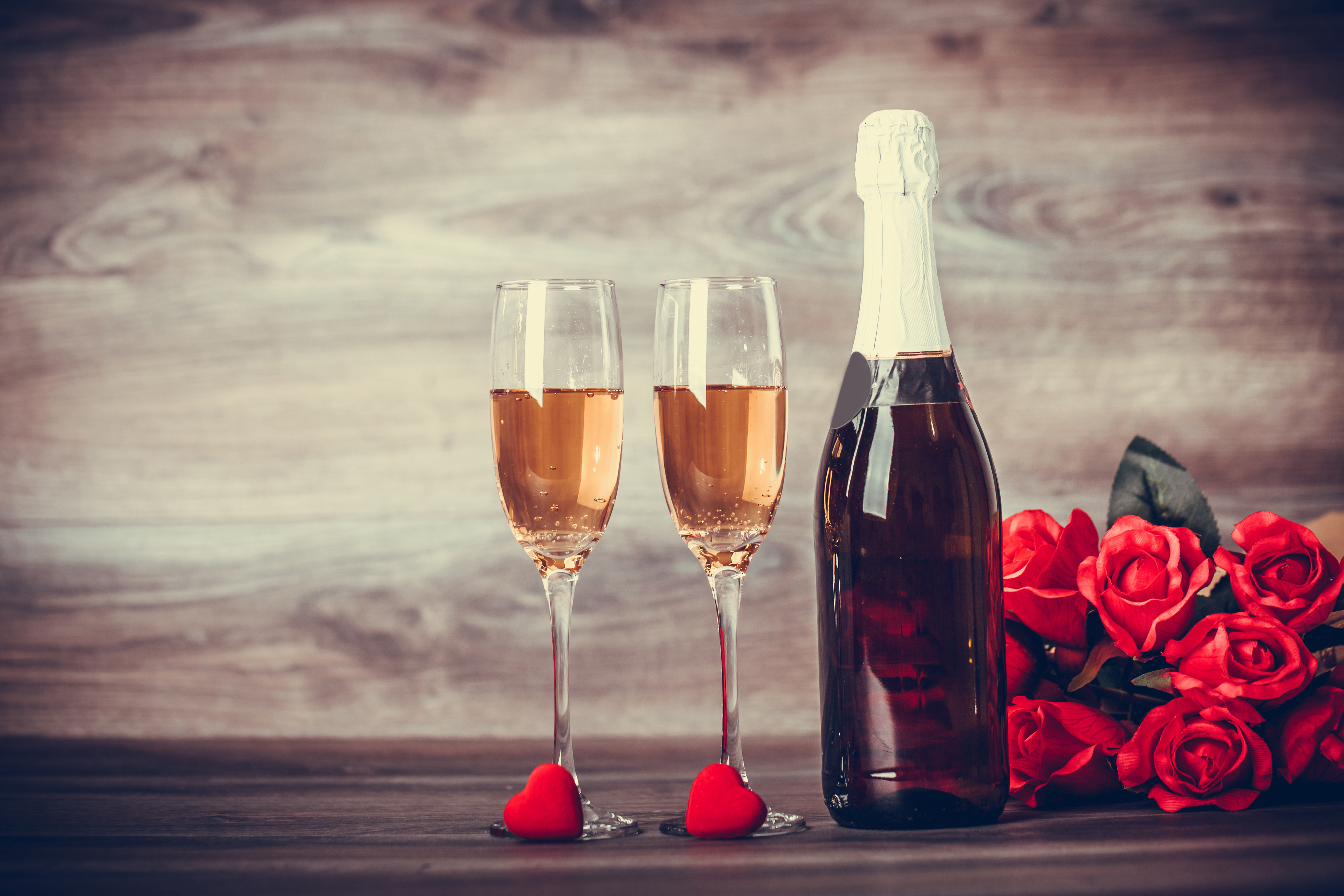 https://s1.1zoom.ru/big3/244/Valentine%27s_Day_Champagne_Roses_Bottle_Stemware_560908_4584x3056.jpg