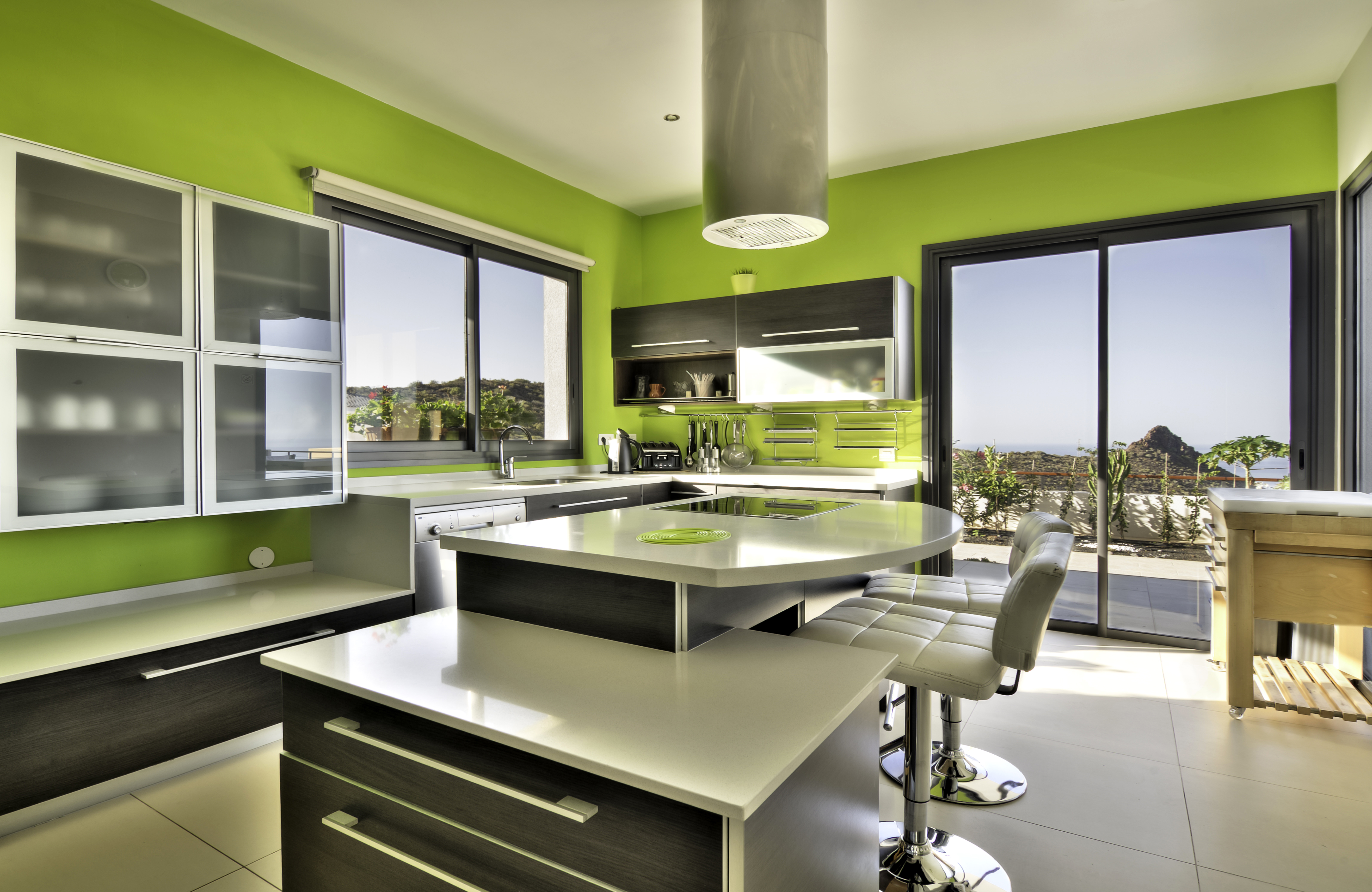 Зеленые обои на кухне. Зеленая кухня. Кухня с зелеными стенами. Кухня в зеленом стиле. Современная зеленая кухня.
