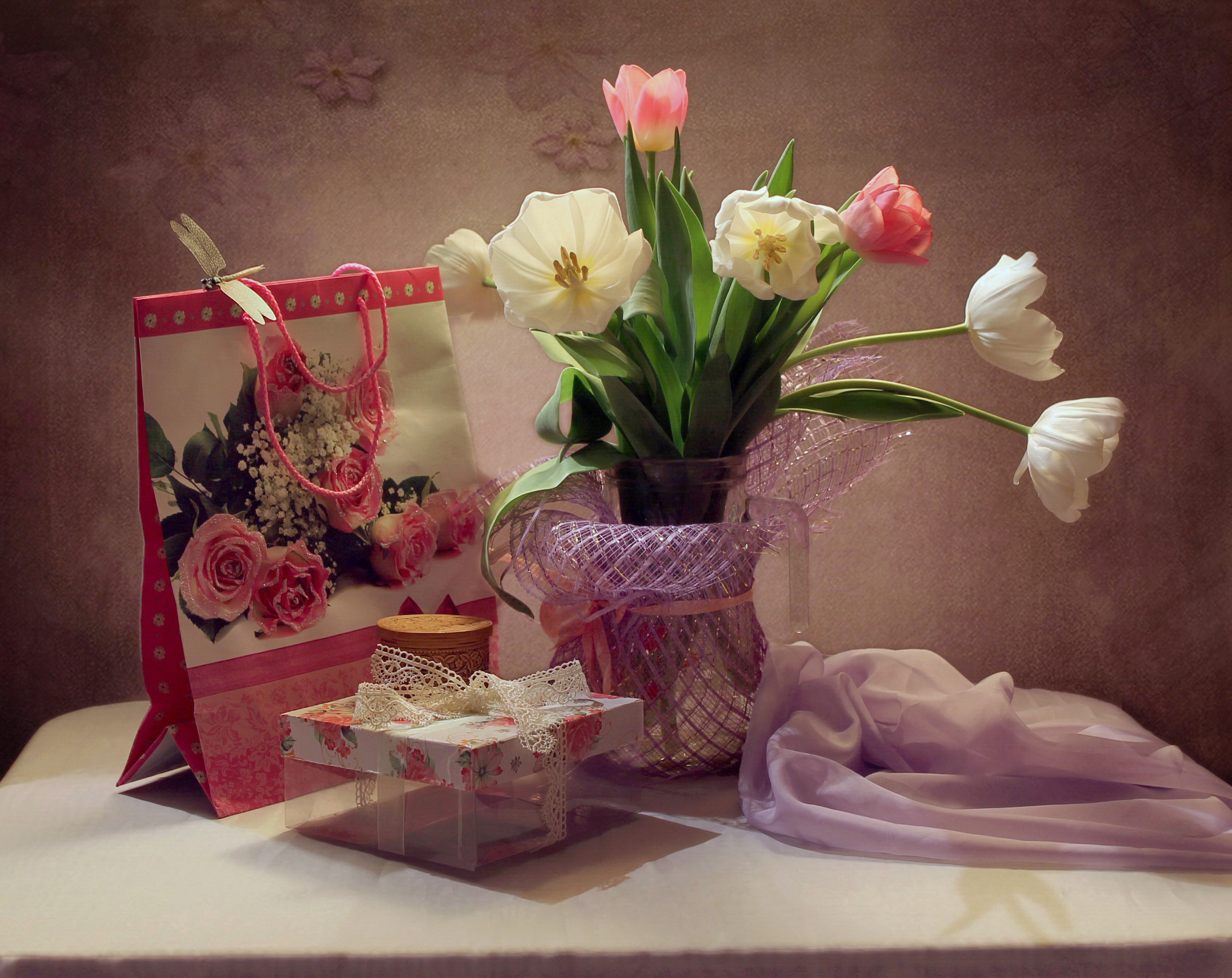 Розы и тюльпаны в одной вазе. Букет на столе. Цветы в вазе на столе. Букет цветов на столе. Букет цветов на стояле.