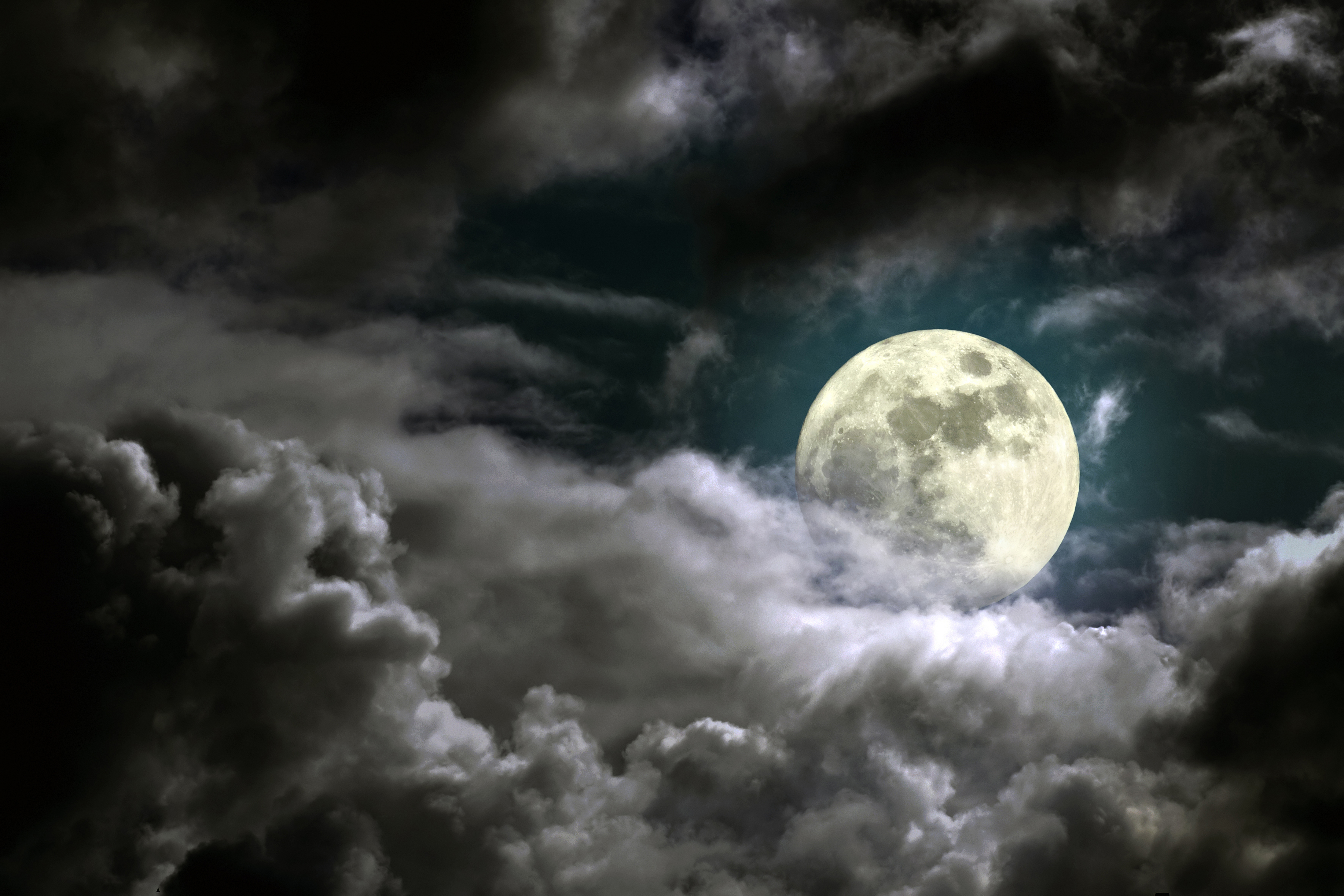 Clouded moon. Лунное небо. Полнолуние. Луна в облаках. Ночное небо с луной.