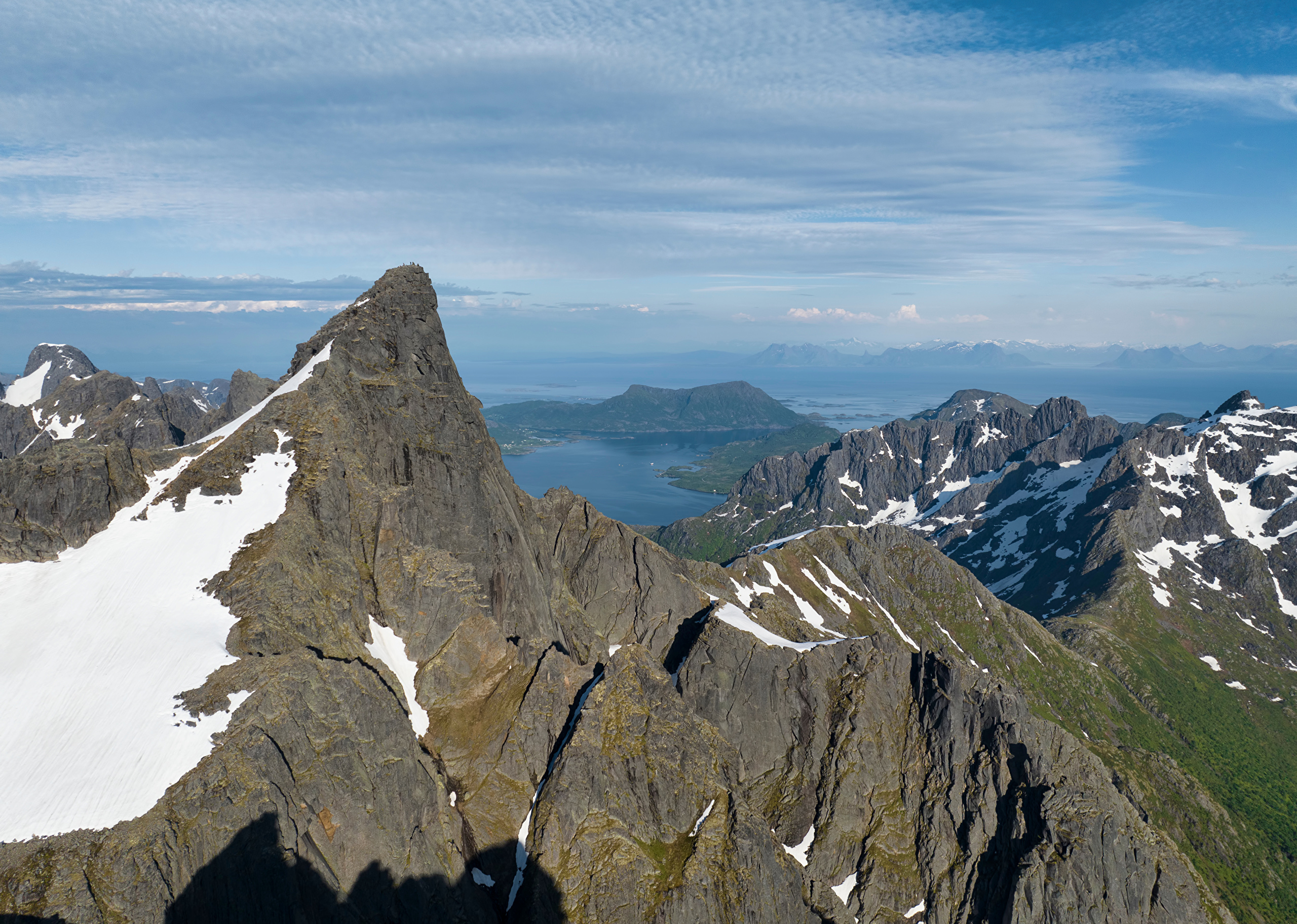 Обои для рабочего стола Лофотенские острова Норвегия Фьорд Горы Природа 2560x1824 гора