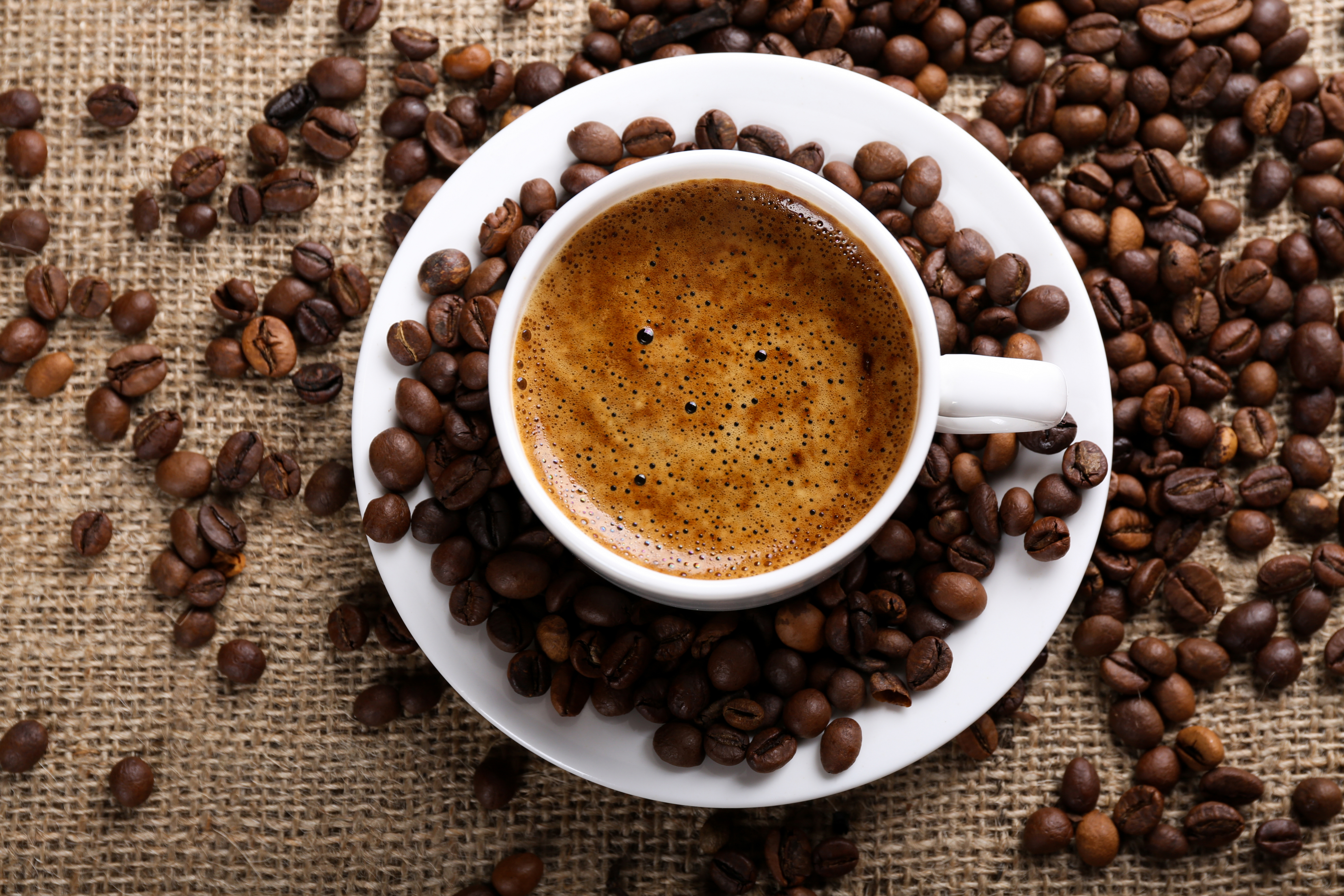 Фото с кофе. Кофе с пенкой зерна. Кофе зерна Кружка панорама. Кофейные пузырьки. Чашка кофе панорама.