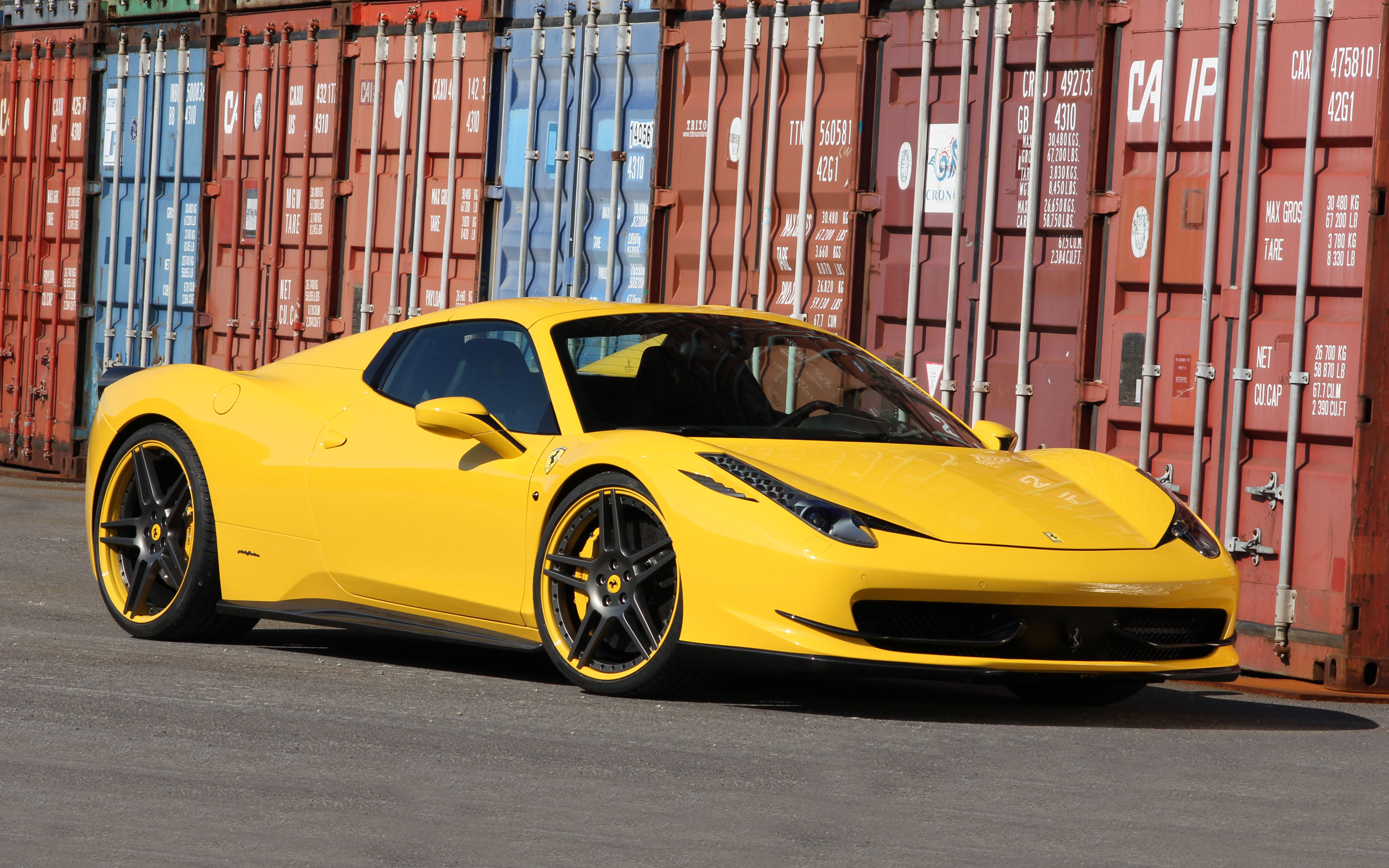 Желтый Ferrari на мостовой скачать
