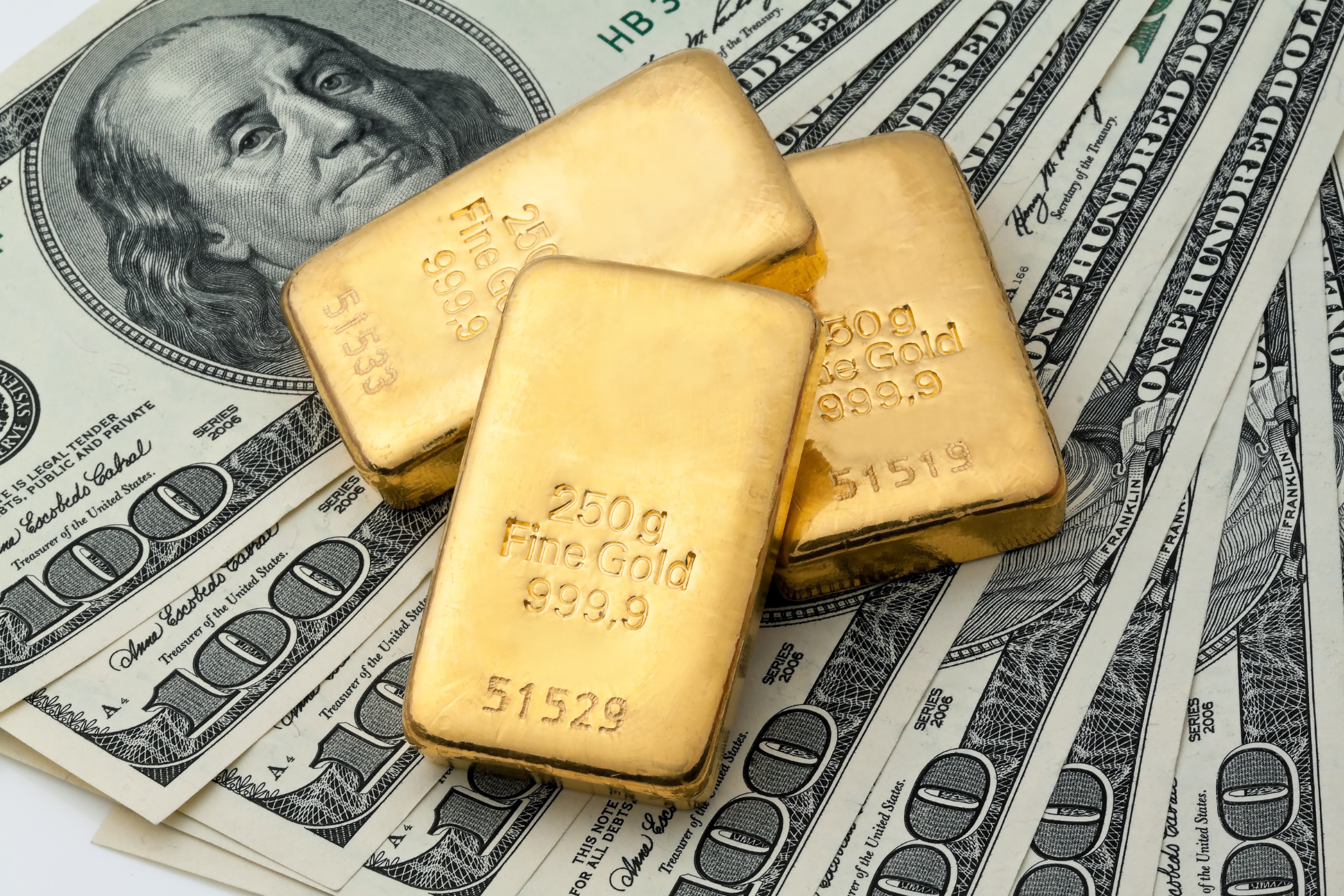 Реставрация денег. Слиток золота. Деньги золото. Золотые слитки и деньги. Слитки золота и доллары.