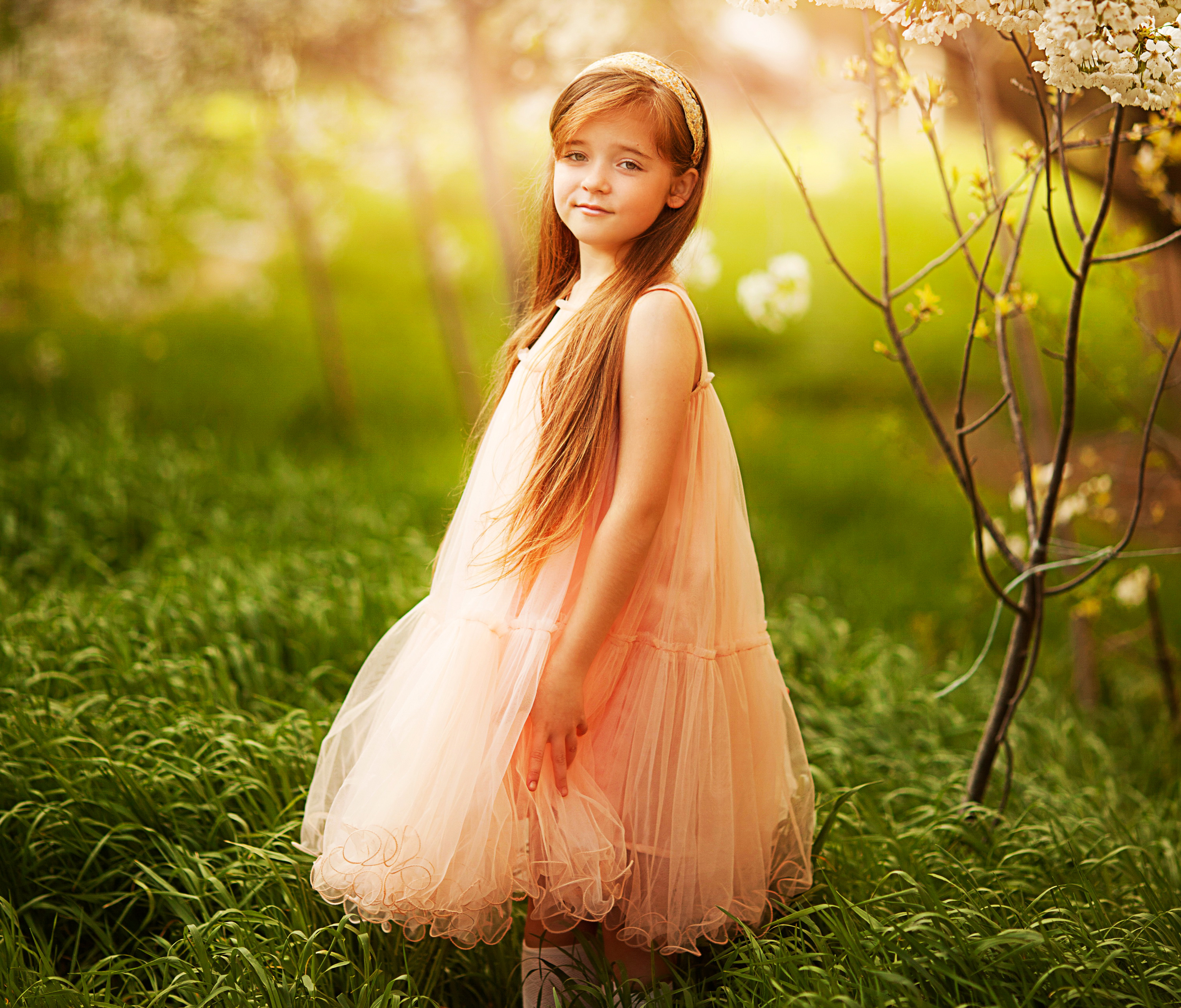 Показать маленьких девушек. Девочка. Девочка в платье на траве. Маленькая девочка природа. Красивые картинки для девочек.