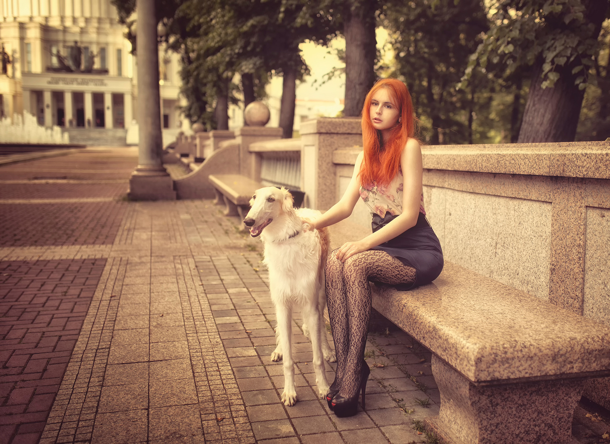 Девушка с собакой. Девушка с собачкой. Рыжая девушка с собачкой. Девушка с собачкой на улице. Рыжая девушка на улице.