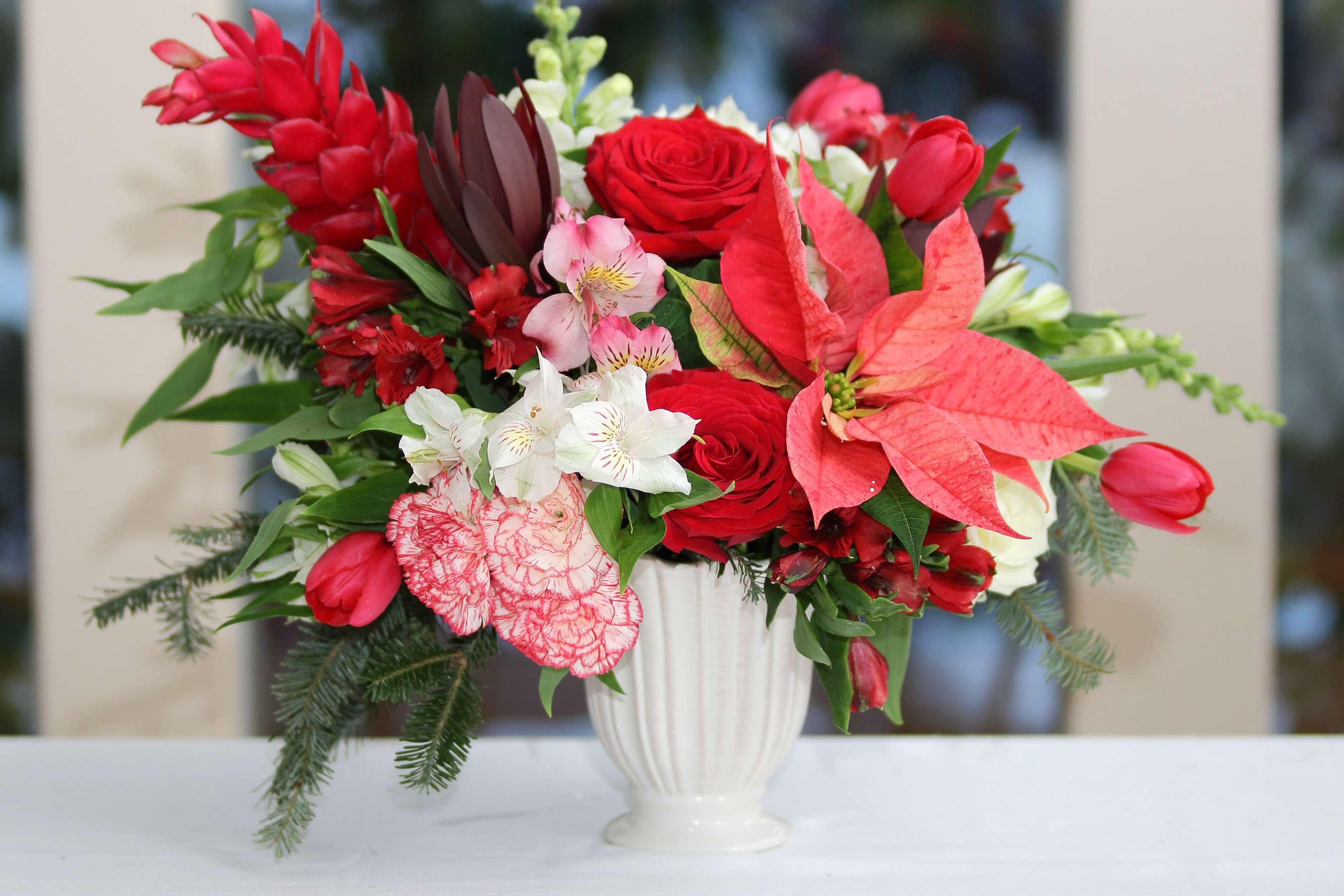 Розы и тюльпаны в одной вазе. Пуансеттия букет. Красивый букет в вазе. Изысканный букет цветов.
