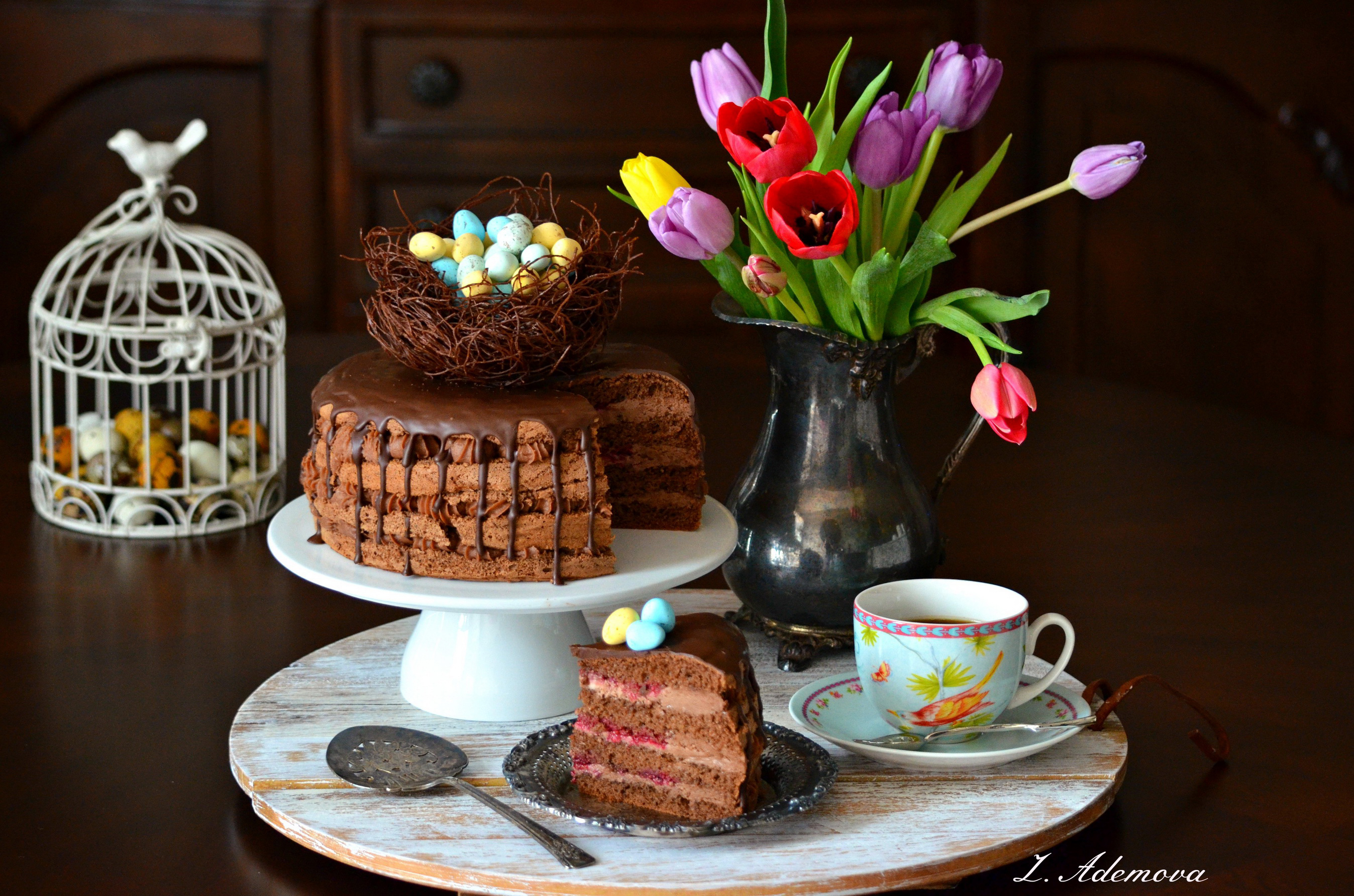 Чай пьем с тортом. Красивые пирожные и кофе. Торт со сладостями. Красивый Пасхальный стол. Весенние пирожные и торты.