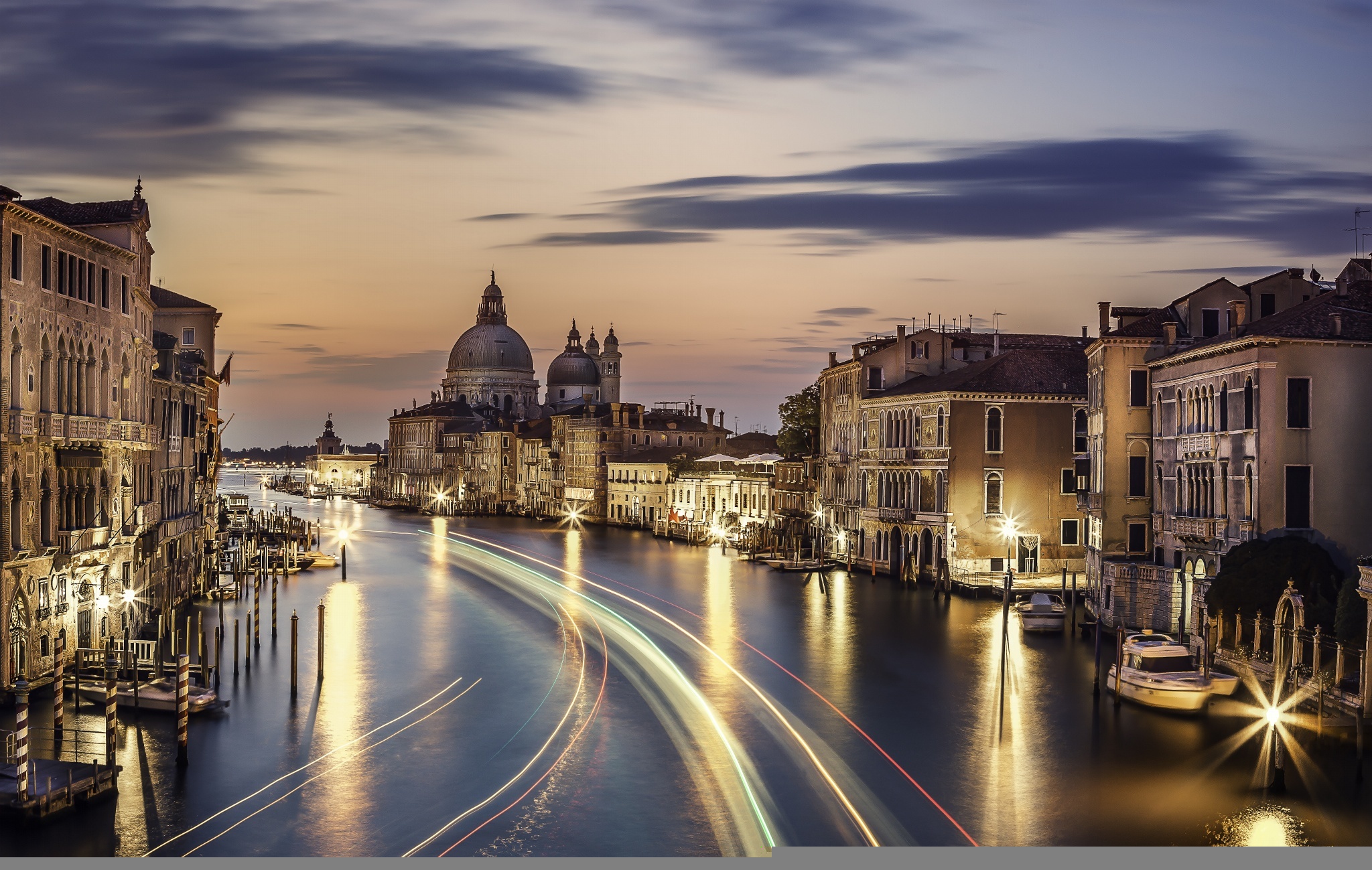 Город на реке в италии. Венеция город в Италии. Итальяно Венеция. Ночная Венеция Италия. Река в Венеции.