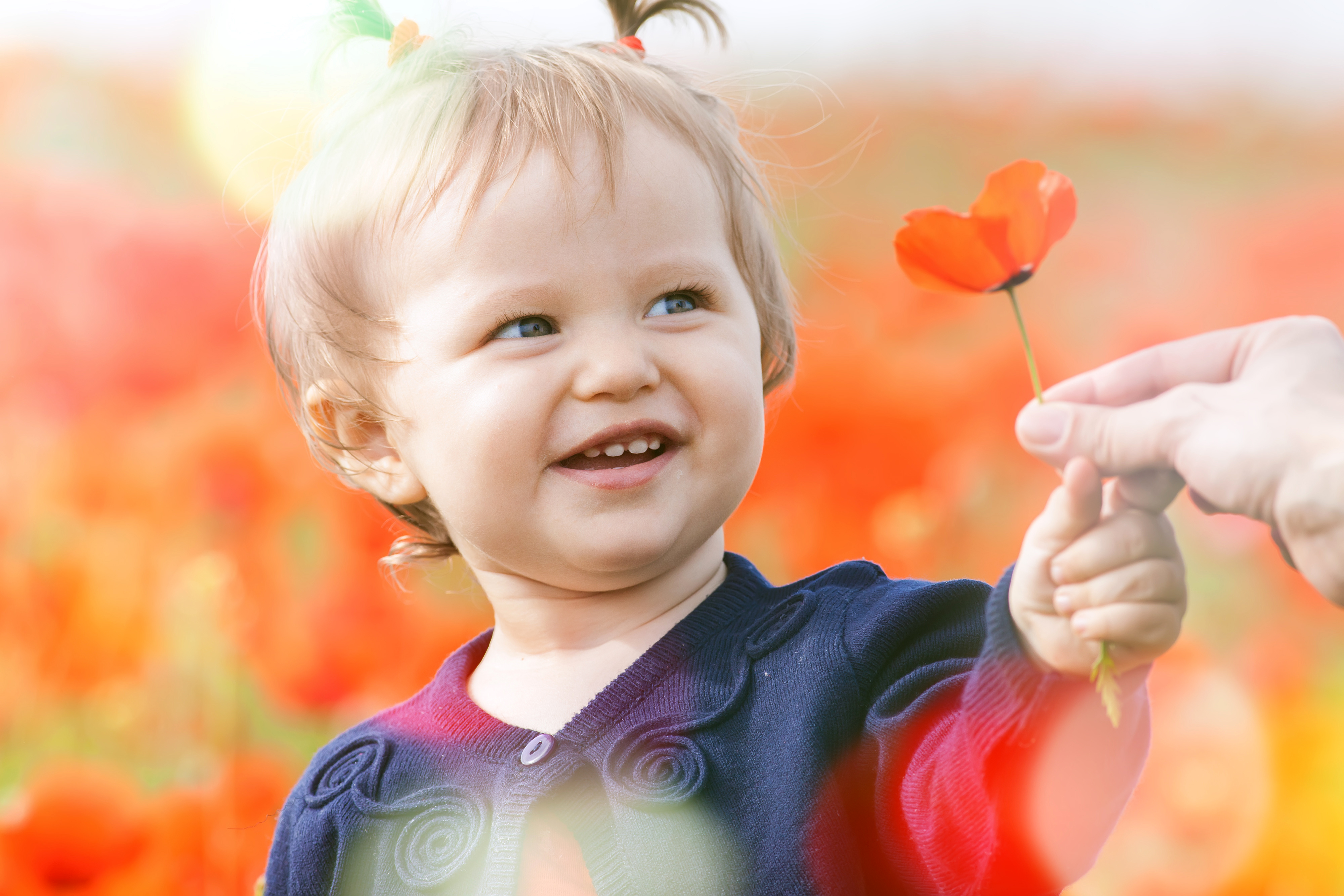 Подарю улыбку подарю цветы. Ребенок держит цветок. Дарите детям улыбку. Дети улыбаются фото. Дарим радость детям.