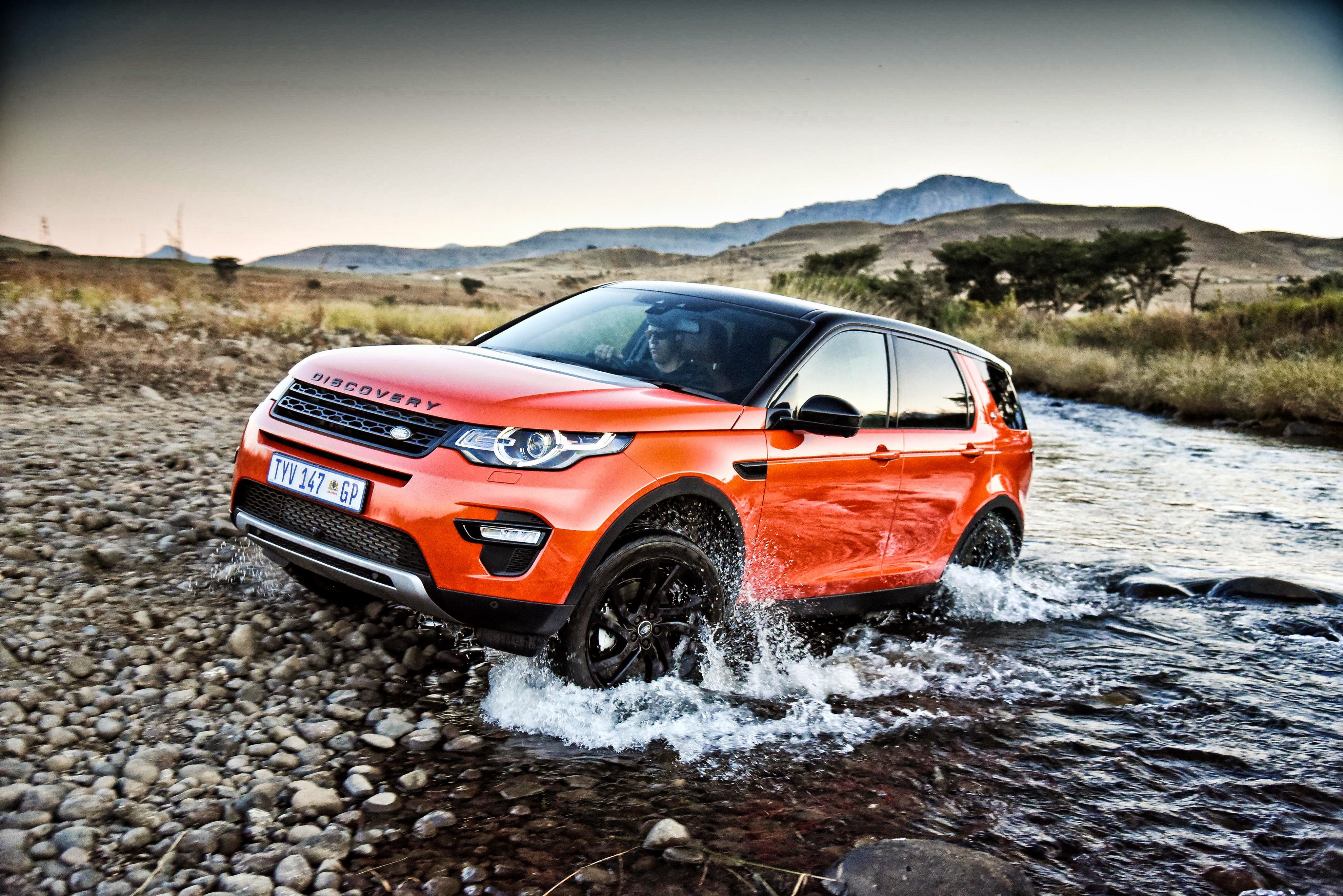 Sport suv. Ленд Ровер Дискавери спорт оранжевый. Range Rover Discovery 2015. Лэнд Ровер Дискавери оранжевый. Рендж Ровер Дискавери оранжевый.