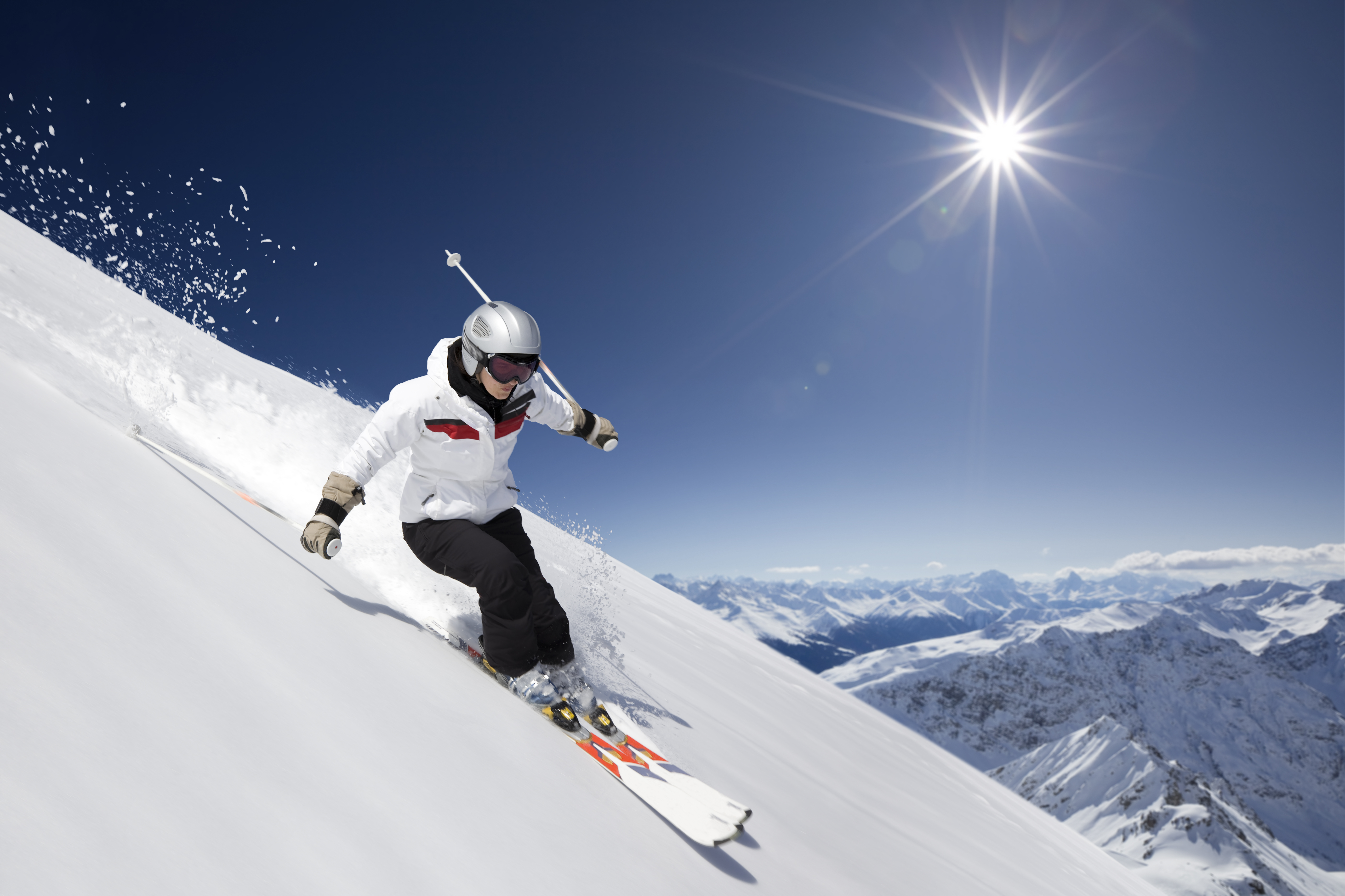 На русском языке ski. Горнолыжный спорт. Горные лыжи. Лыжник в горах. Зимний спорт.