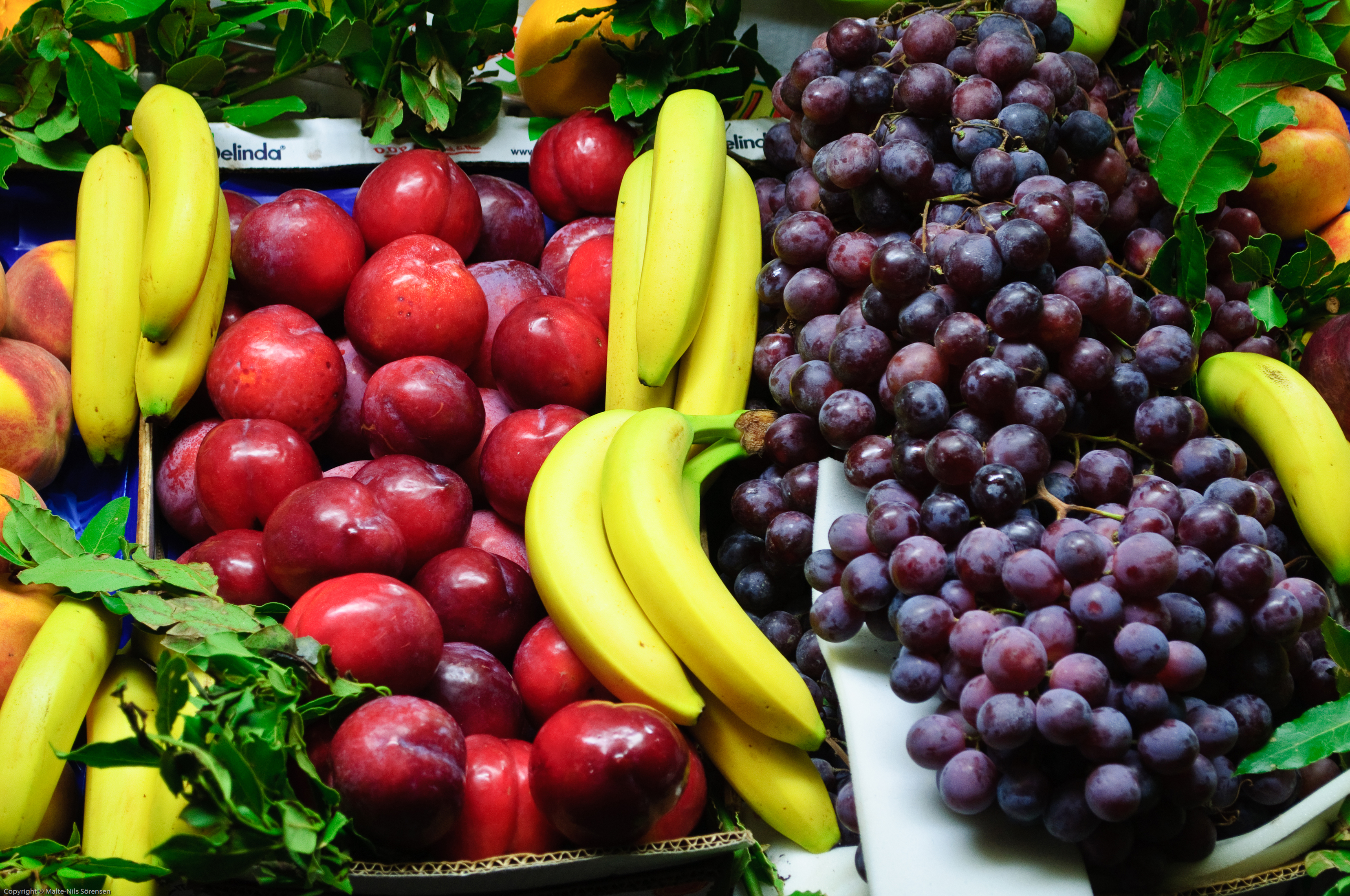 Бананово фруктовый. Фрукты. Фрукты виноград. Банан и виноград. Фиолетовые фрукты и овощи.
