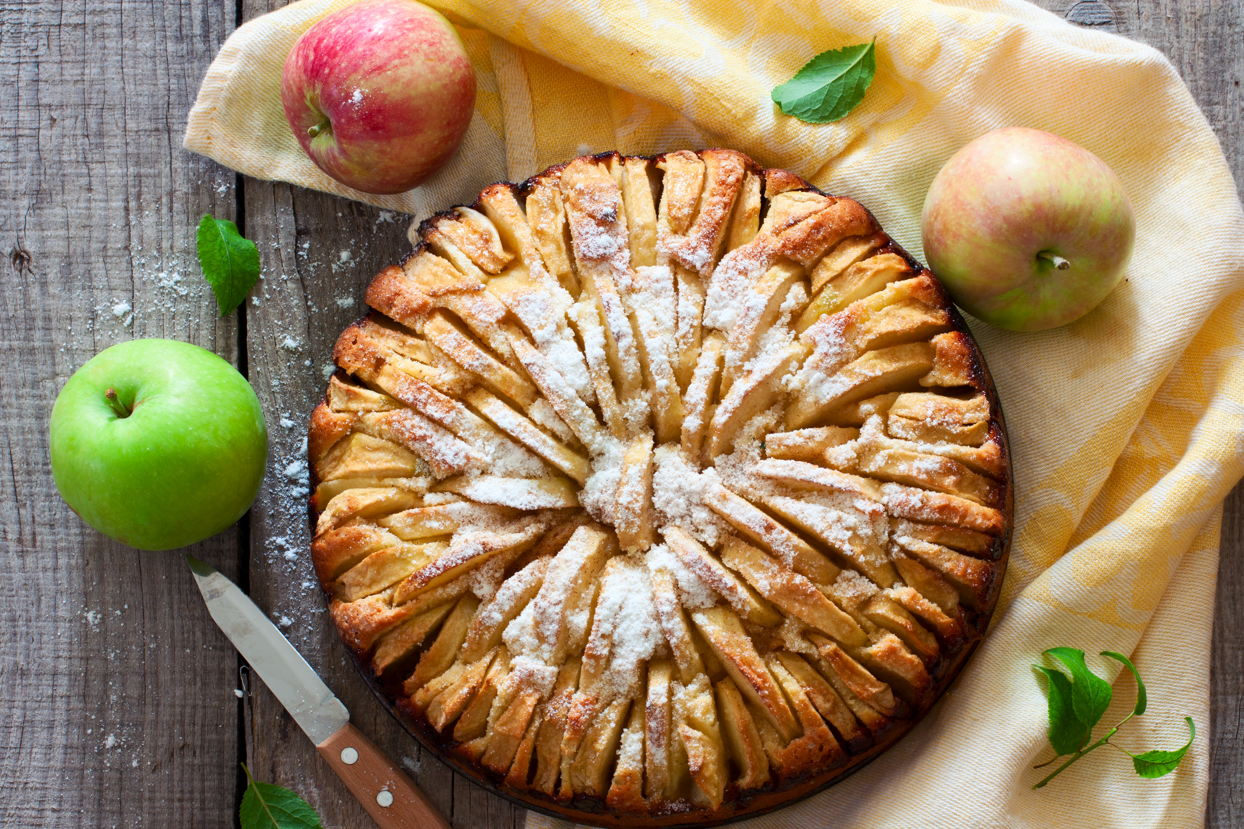 Яблочный обед. Яблочный спас пирог. Красивый пирог с яблоками. Шарлотка с яблоками. Самый красивый яблочный пирог.