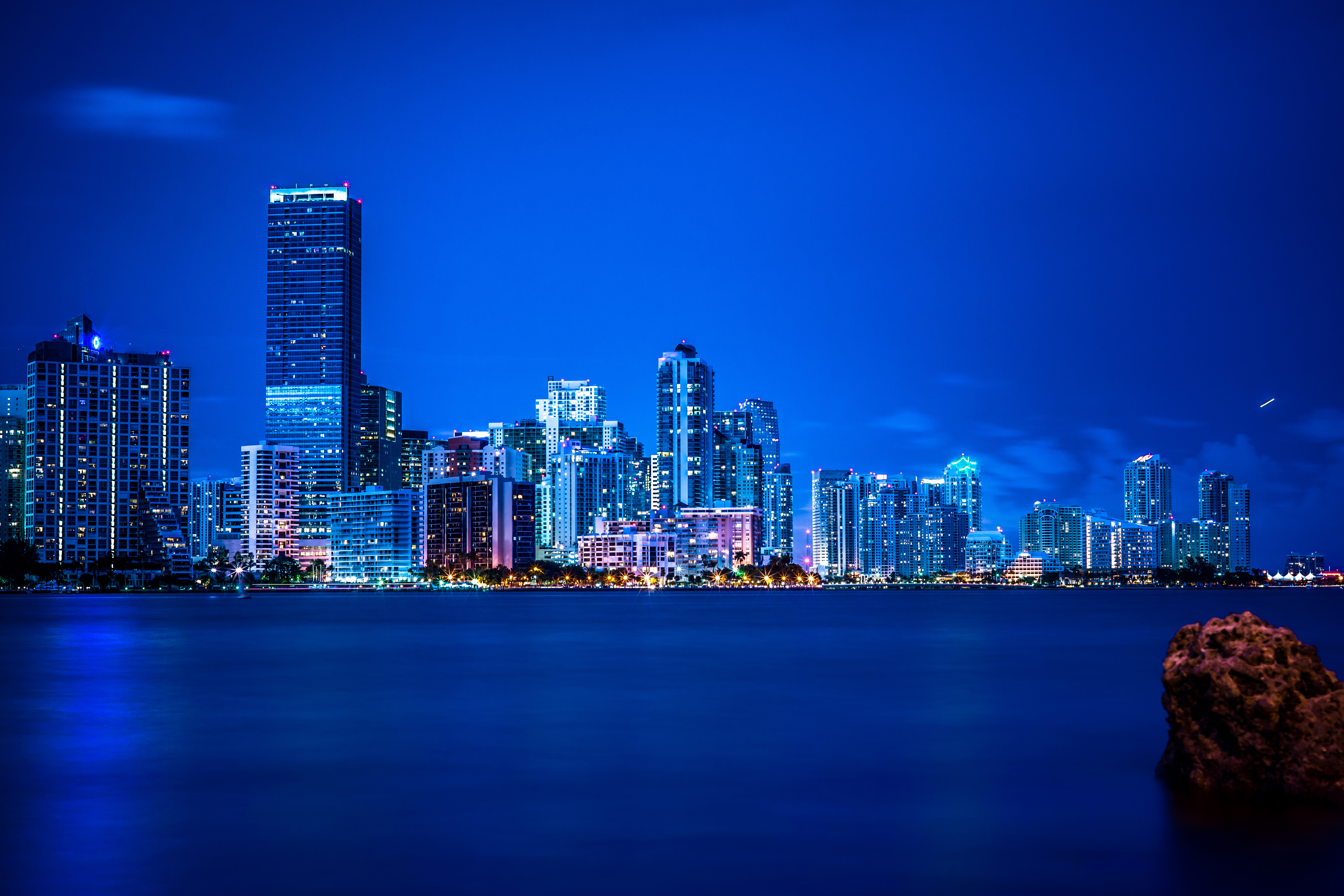 2 экран города. Майами (Флорида). Майами (Флорида) и Вайс Сити. Майами Флорида ночью. Майами небоскребы.
