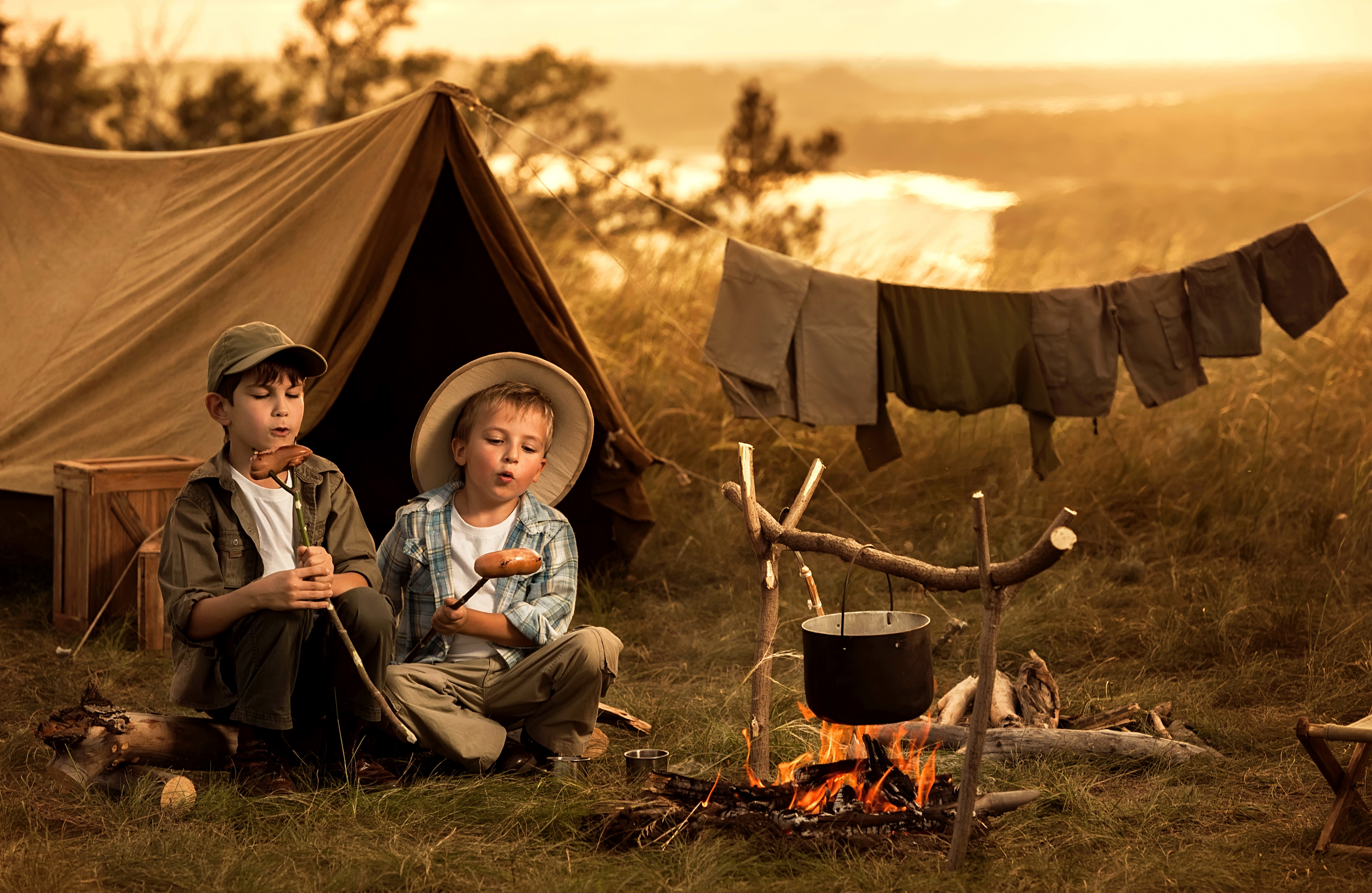 Camping boys. Дети в походе. Поход с детьми на природу. Фотосессия мальчика на природе. Дети у костра.
