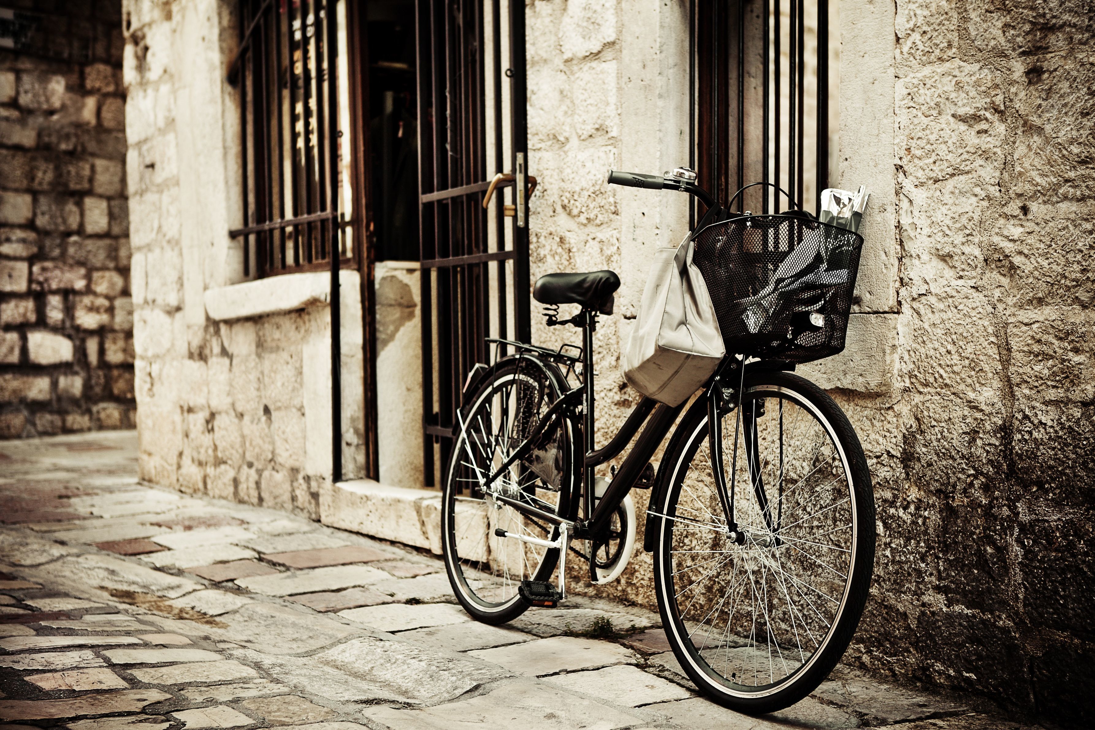 Велосипед в центре города загрузить