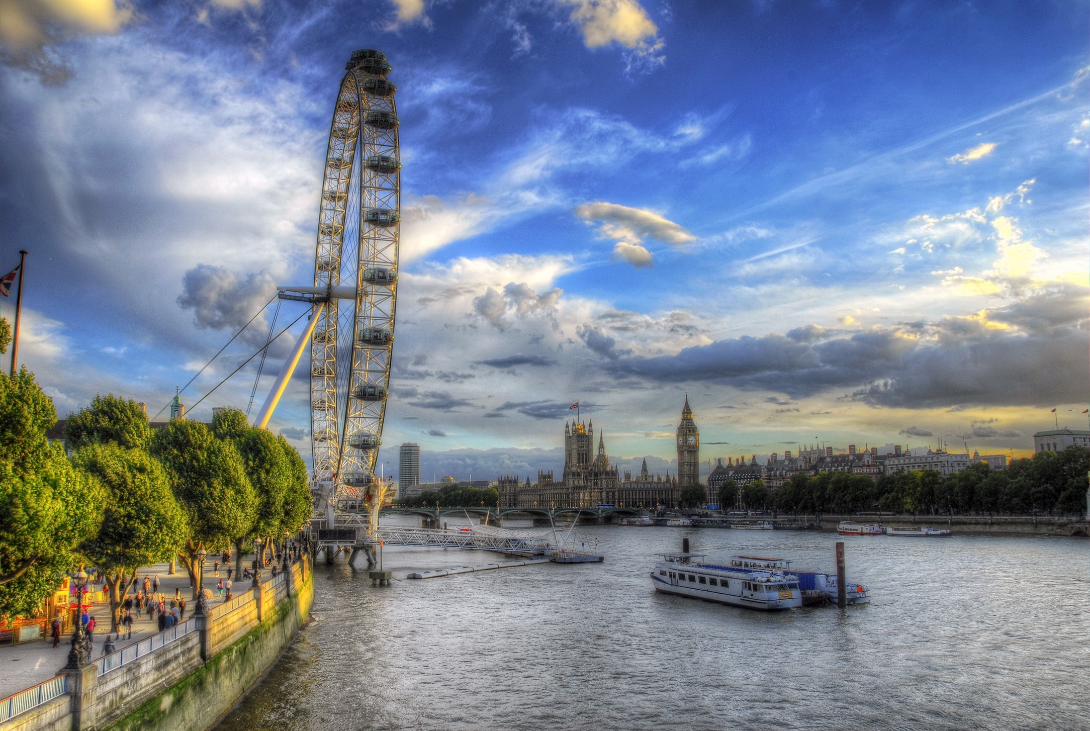 London is on the river thames. Темза в Лондоне. Темза Лондон река Великобритания город. Река Thames в Лондоне. Река Темза в Лондоне фото.