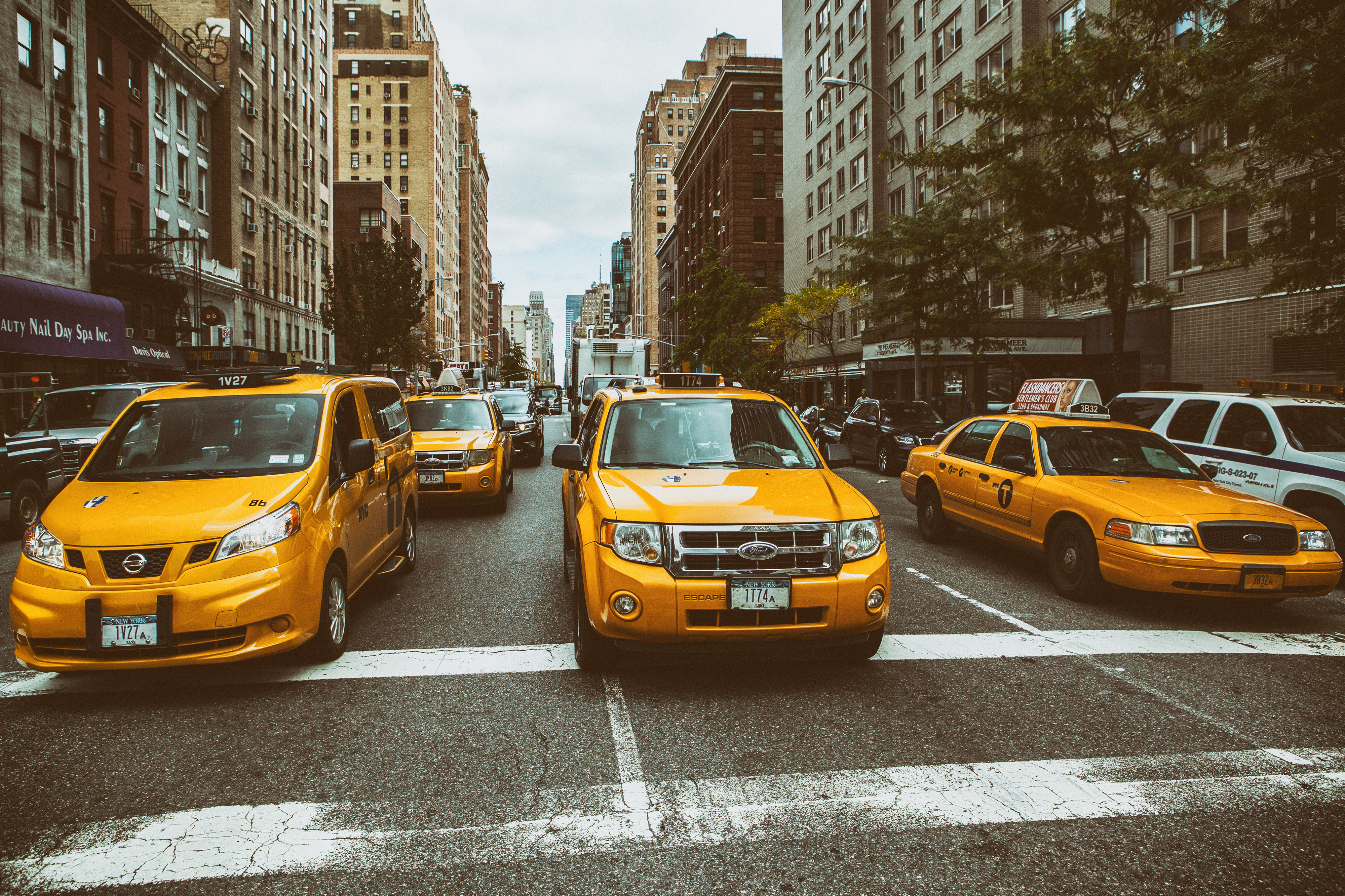 Городские автомобили сайты. Нью Йорк Манхэттен такси. Нью Йоркское такси машины. Желтое такси Нью Йорк. Нью-Йорк такси на улице.